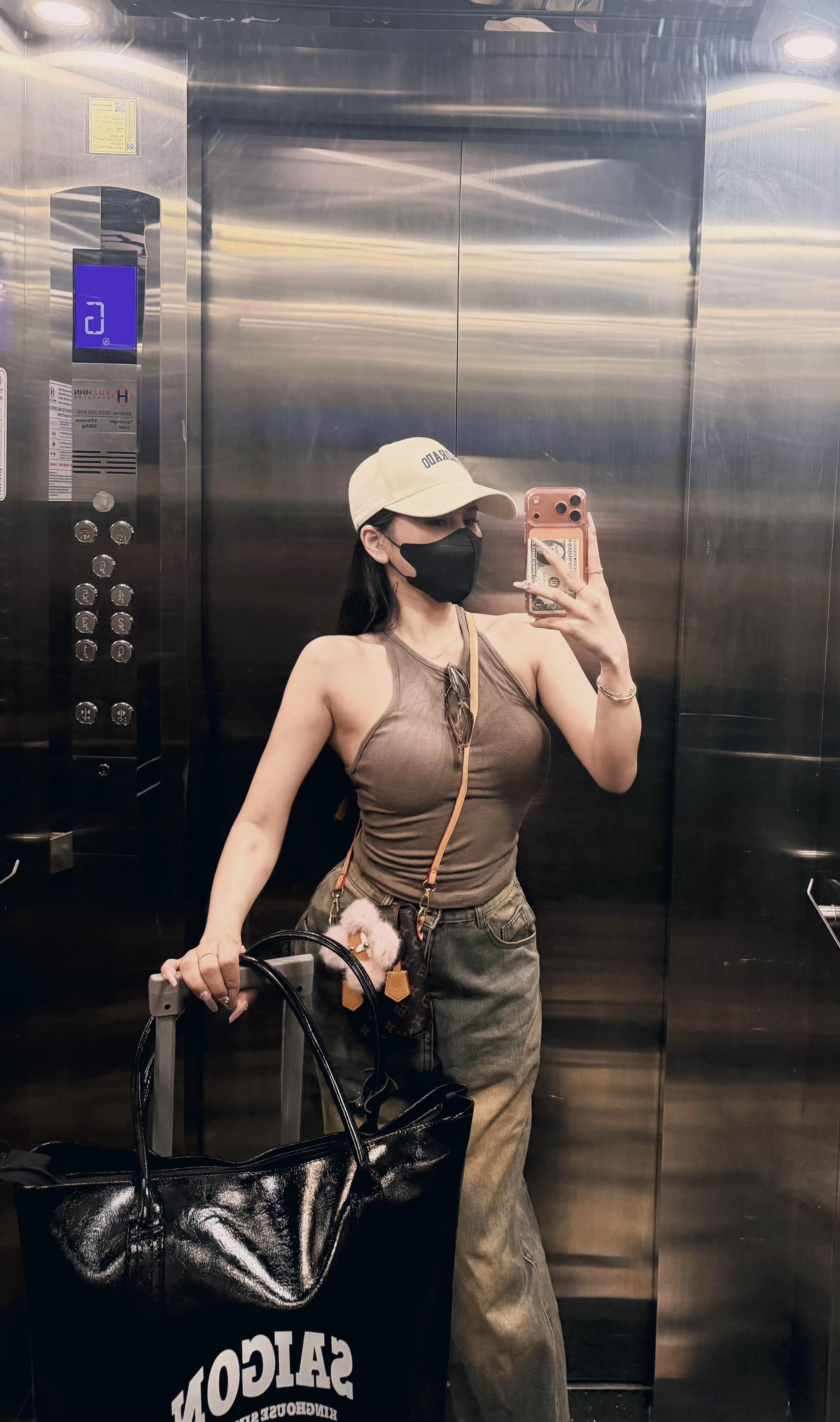 @Mẩu m&iacute;t