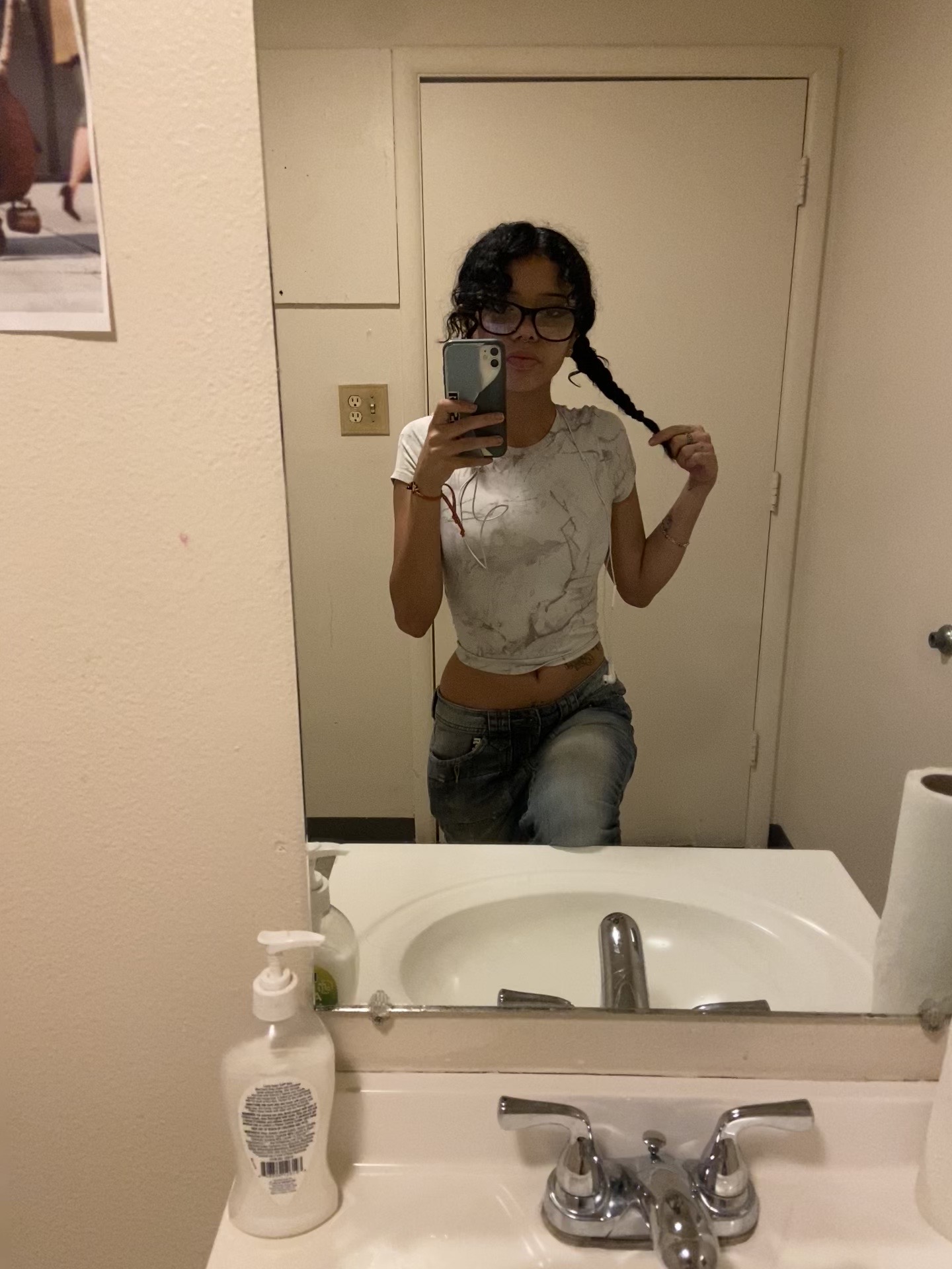 @>.<