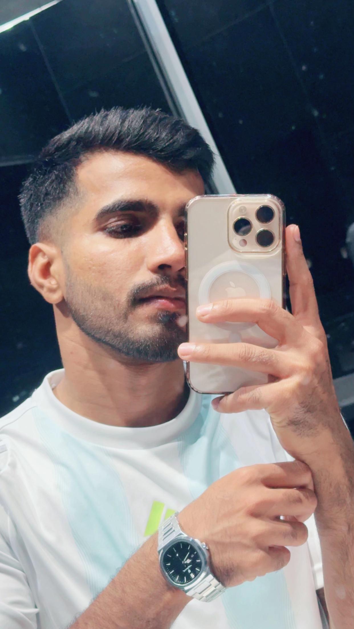 @SARFRAZ 🥀🖤