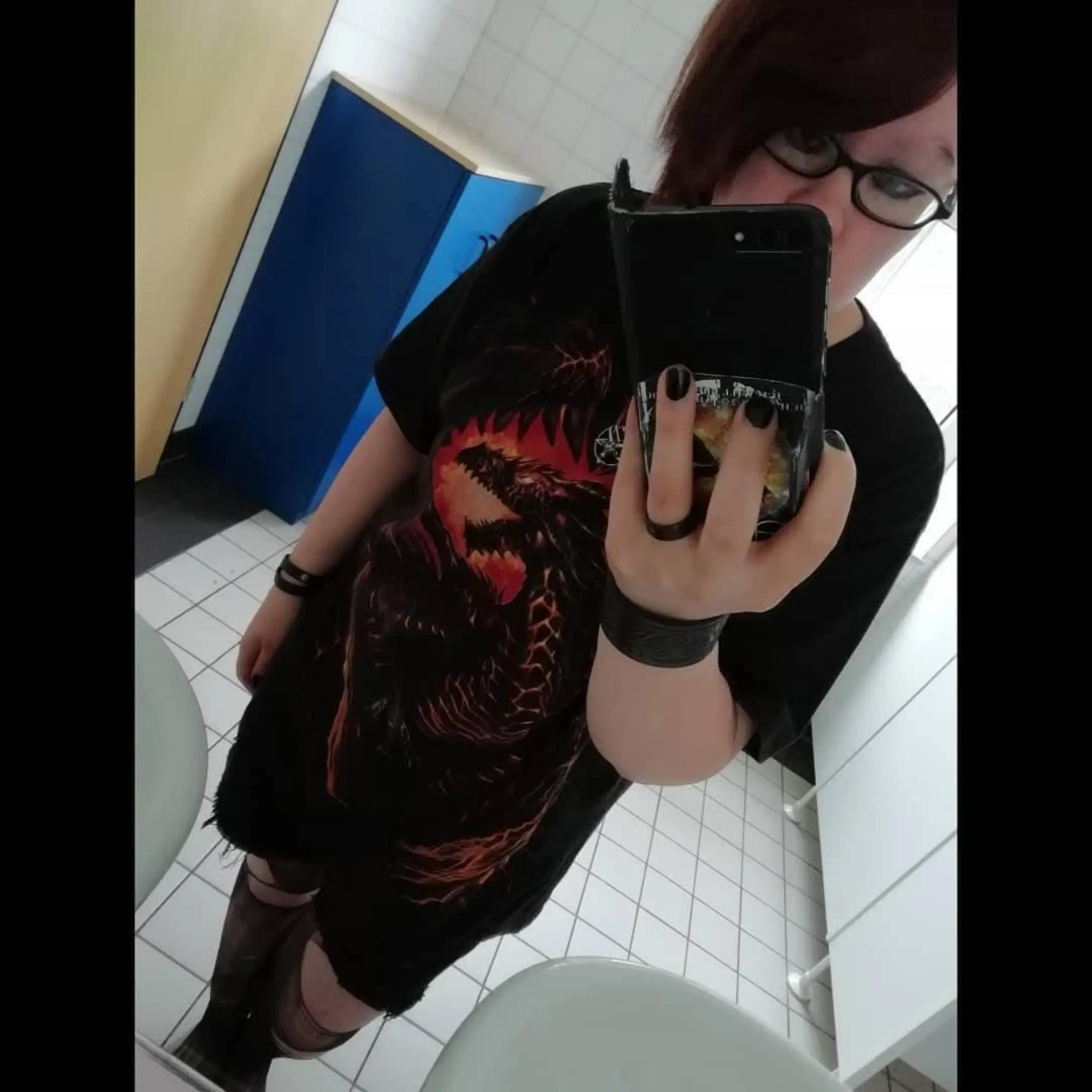 @Charlene 🖤🌹🦇