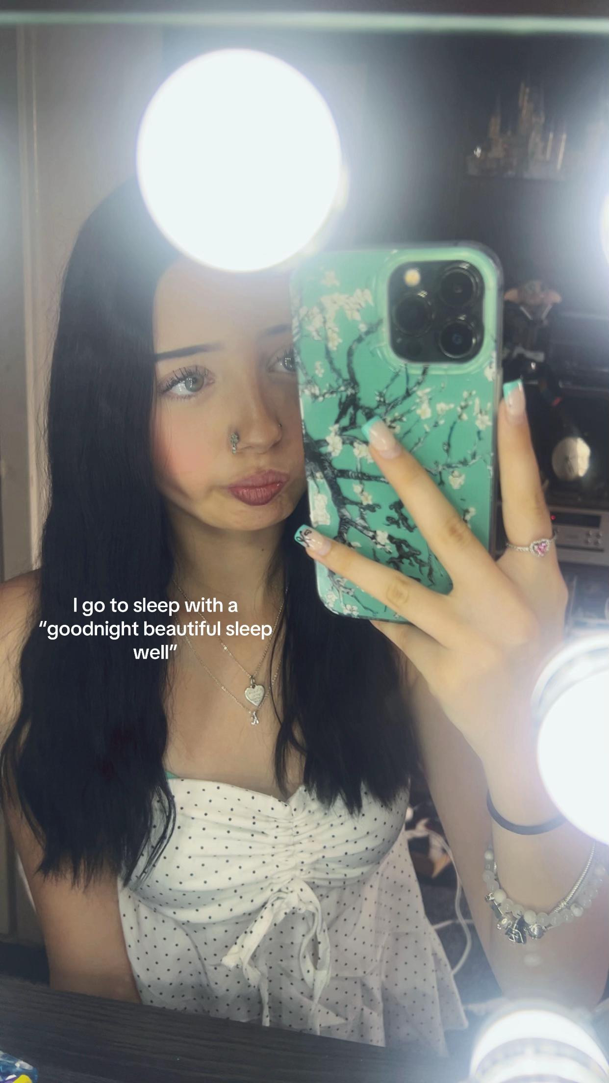 @𝓝👩🏻❤️💋👩🏼