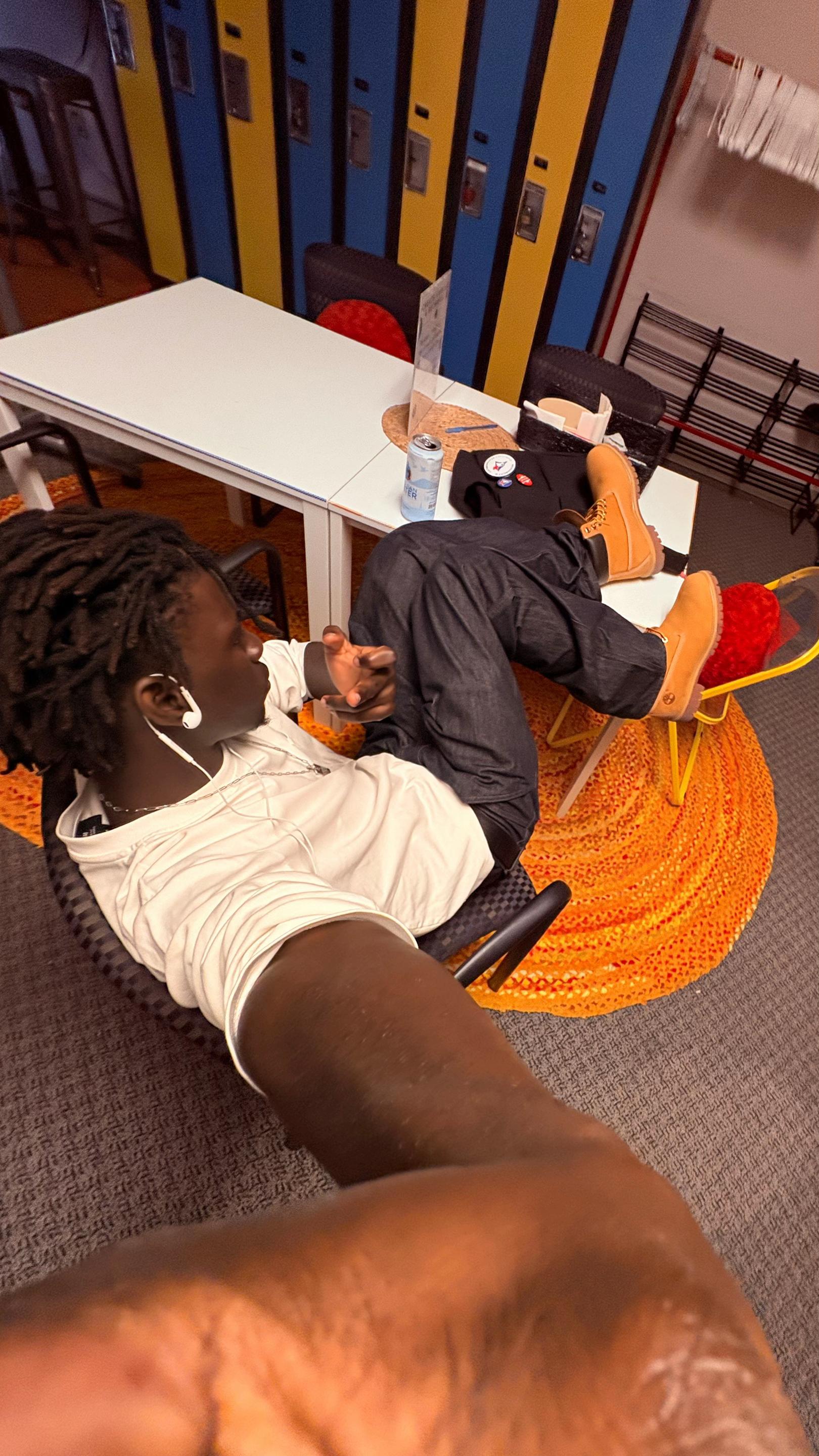 @Warizz