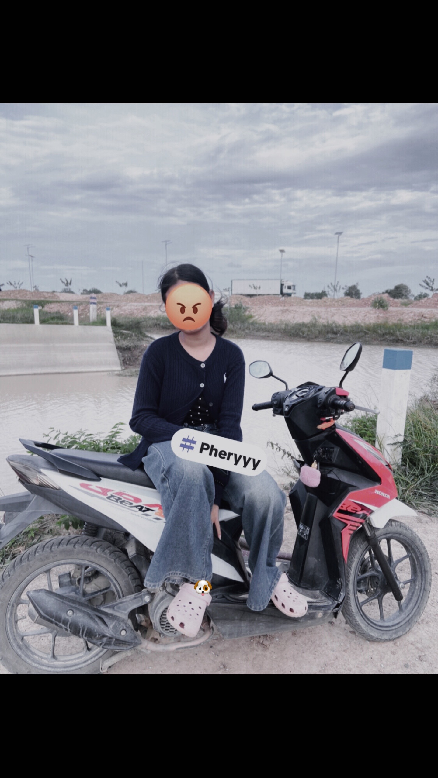 @ស្រីតាក្មេងខ្ជូត