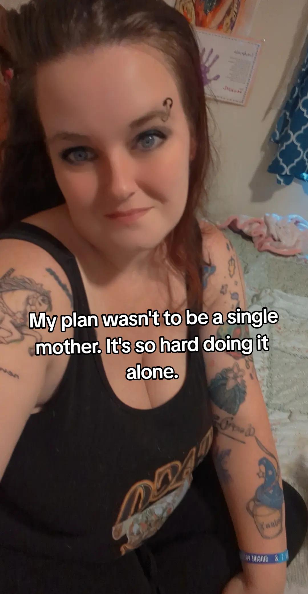 @EmoChickThatsBroken🖤