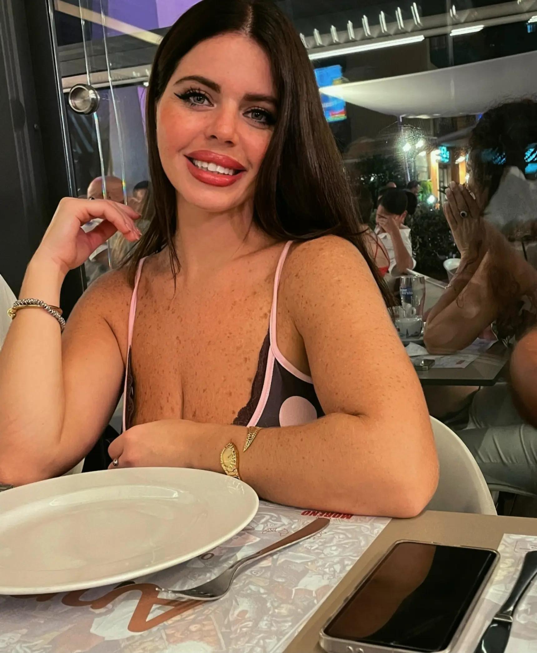 @🍒𝑵 𝒂 𝒐 𝒎 𝒊🍒
