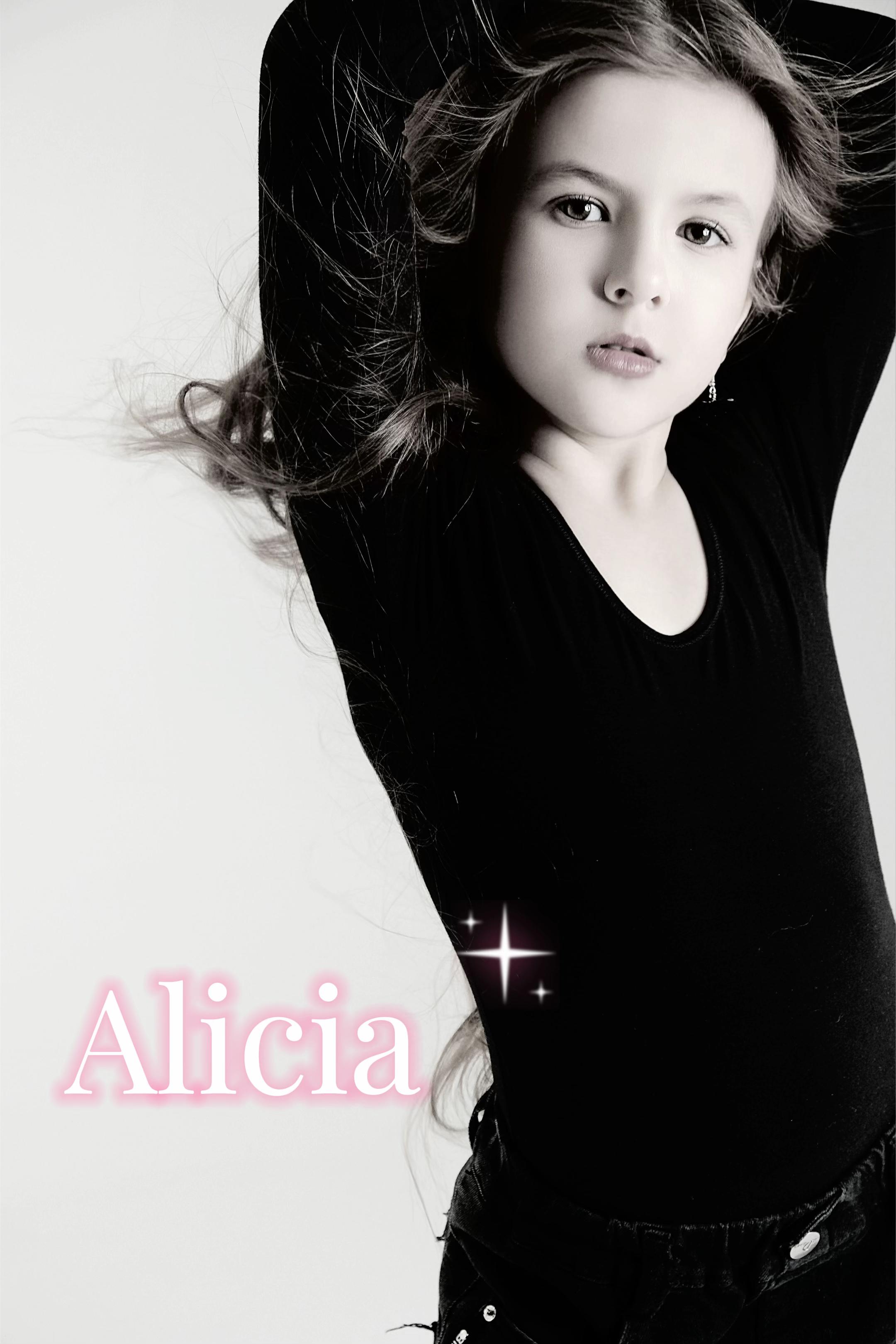 @alicia_deschanel
