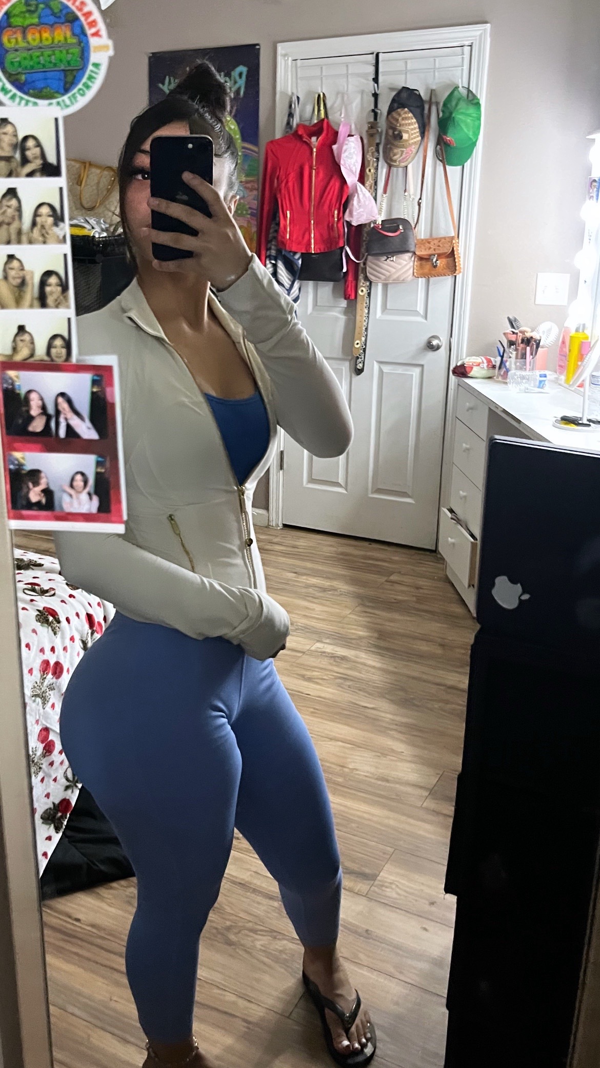 @•