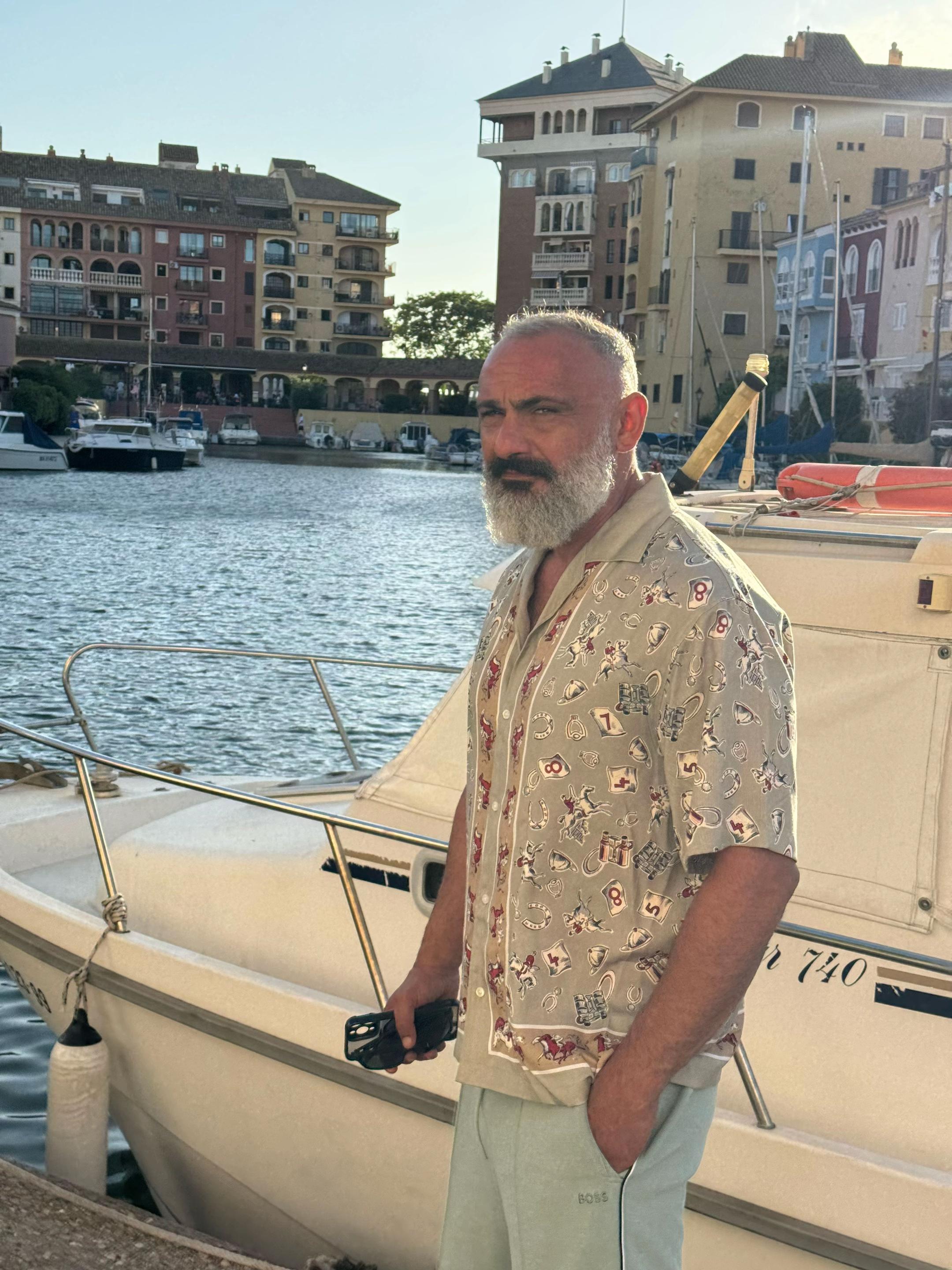@&Ouml;zg&uuml;r.