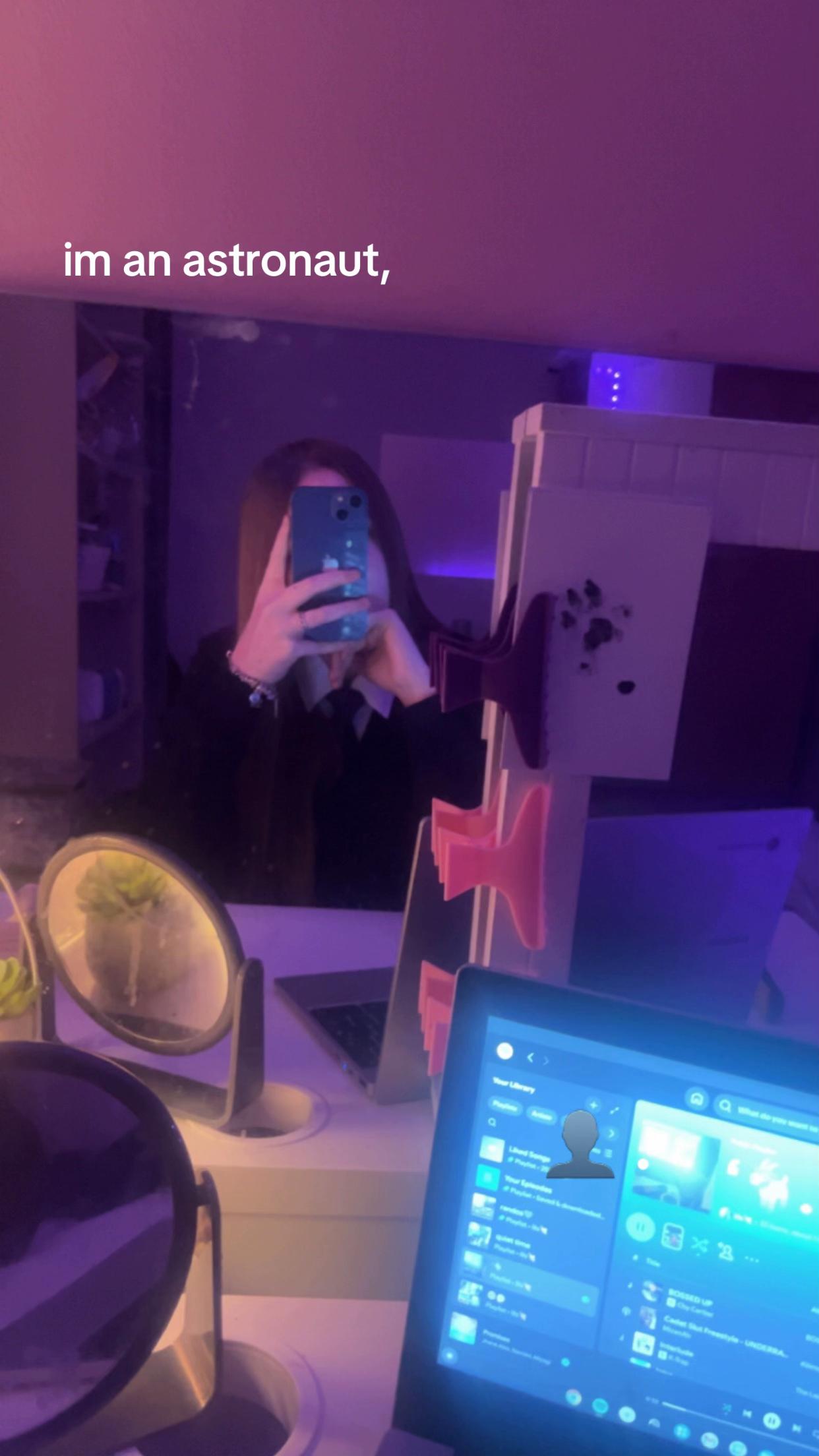 @👤