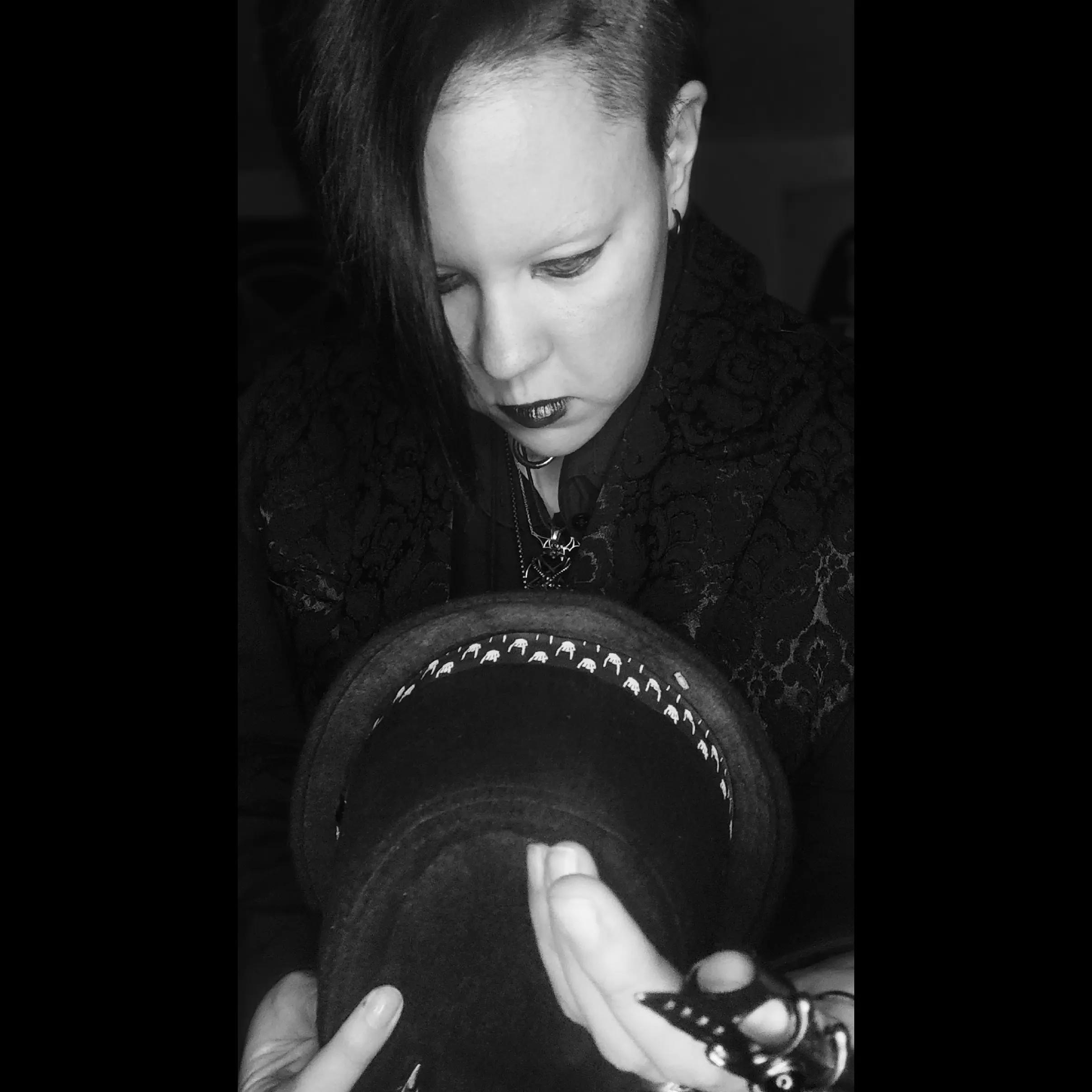 @Charlene 🖤🌹🦇