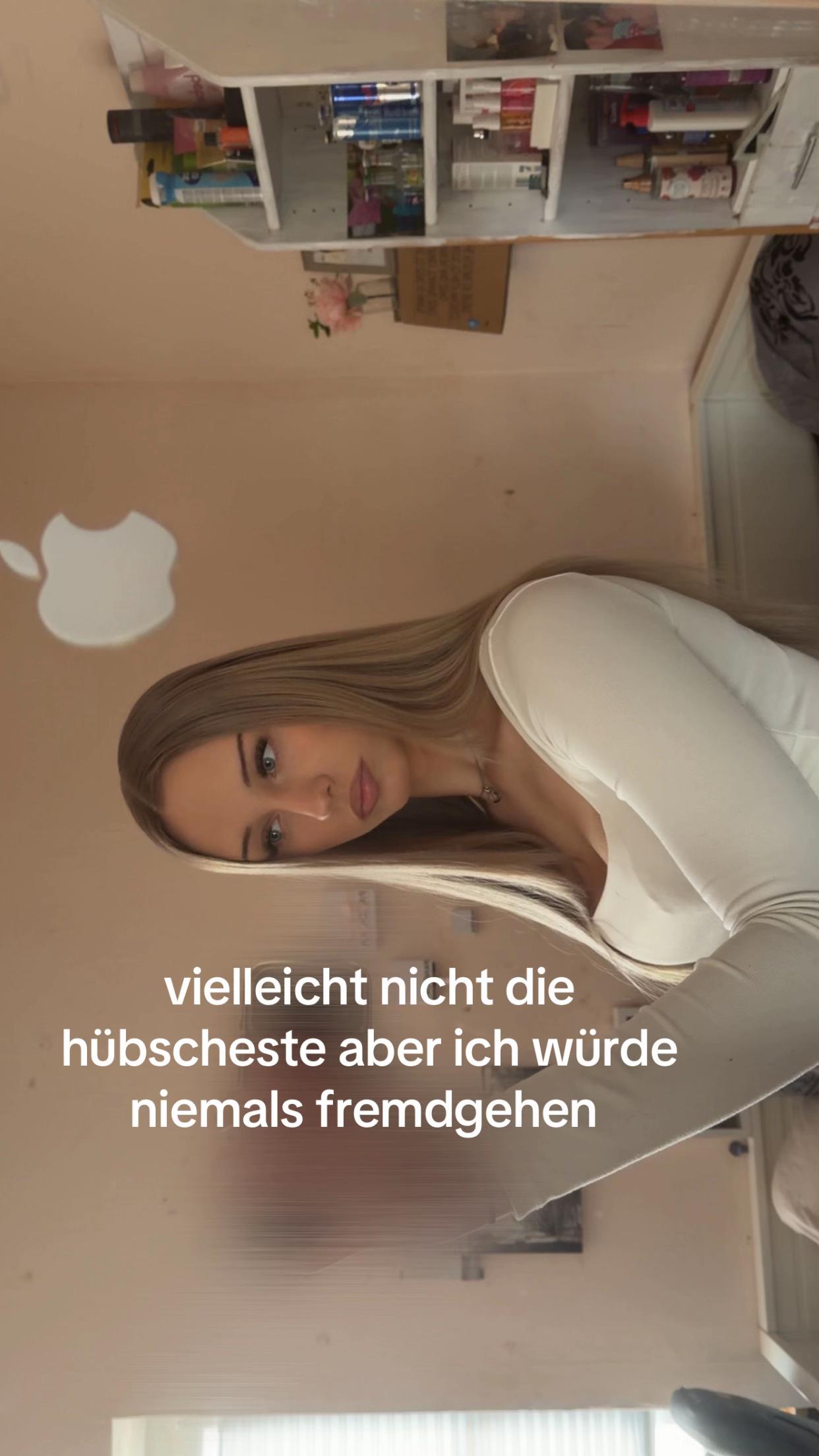 @𝐄