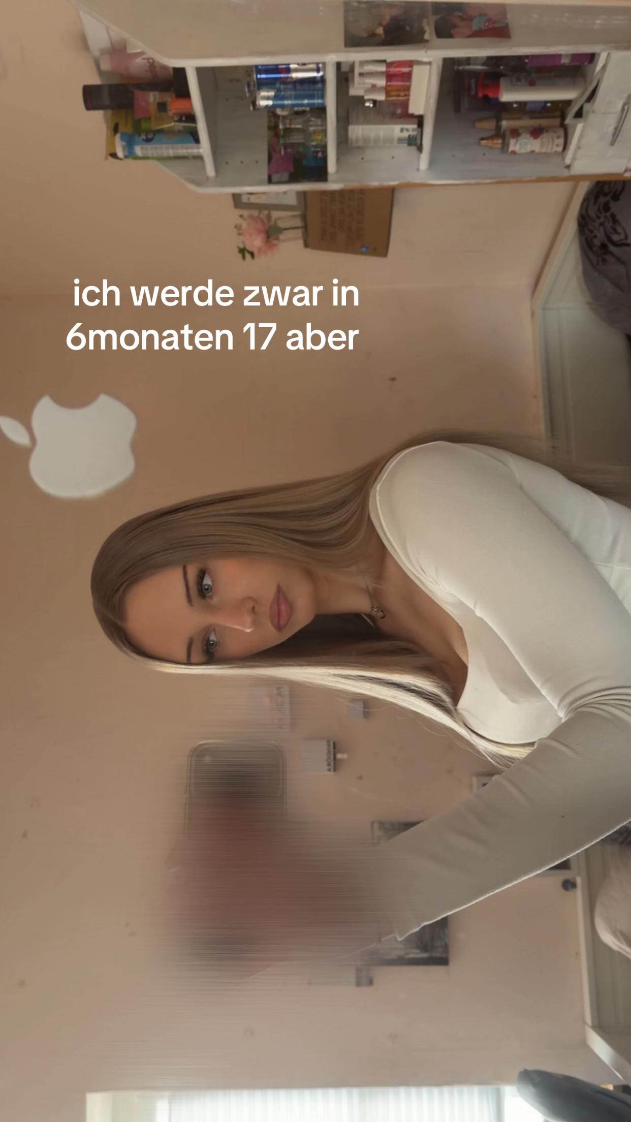 @𝐄
