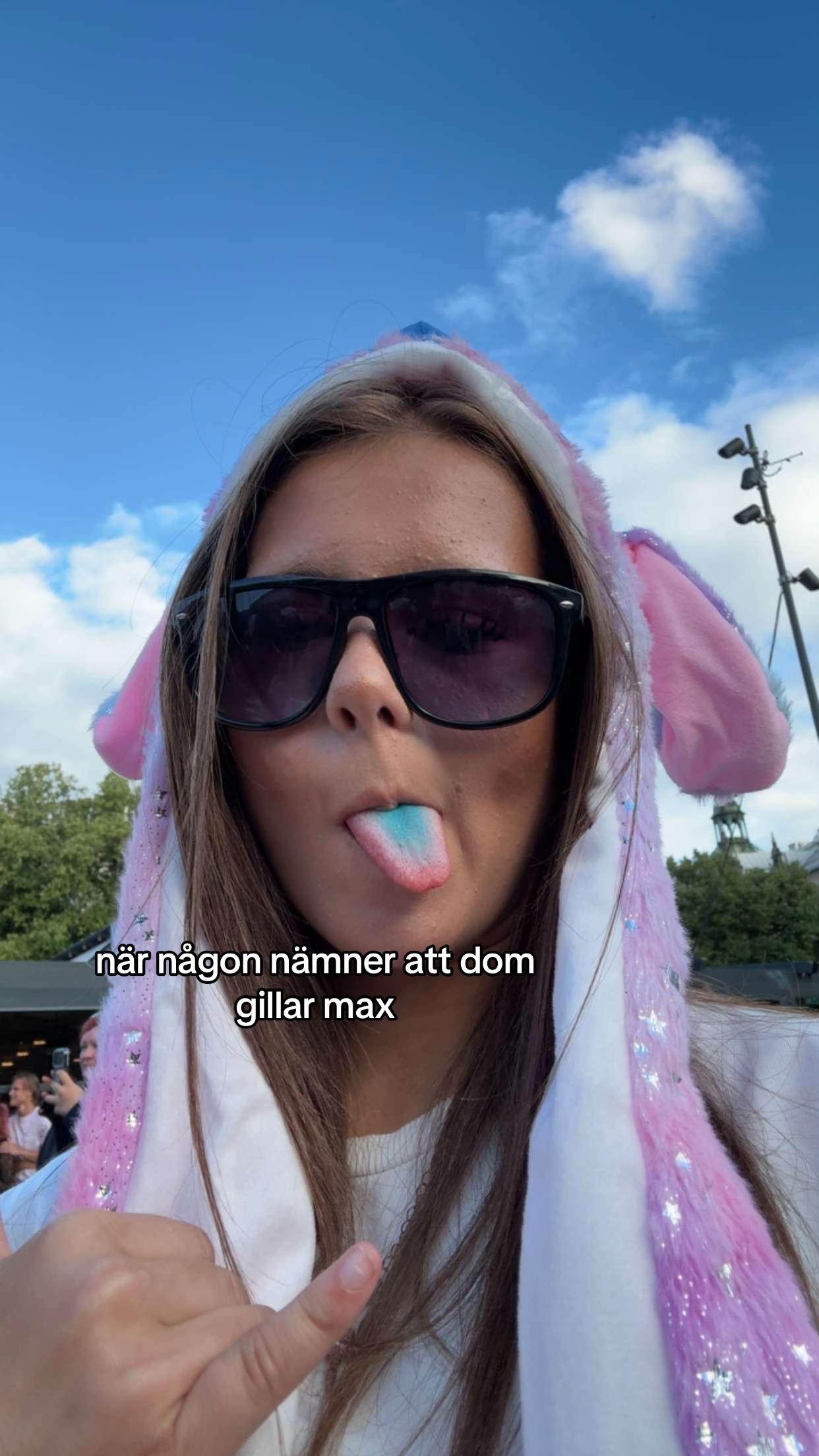@Svea👩🏼❤️💋👩🏽