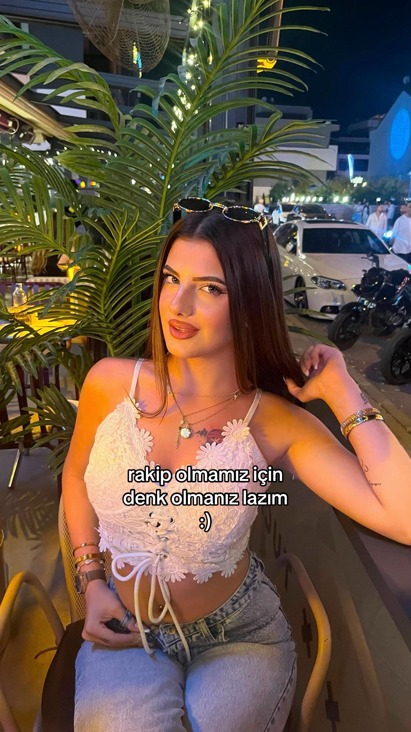 @Azra Eşref