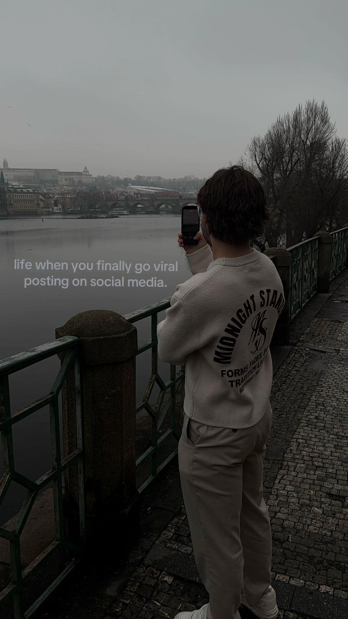 @︎︎︎Joshua Halliwell