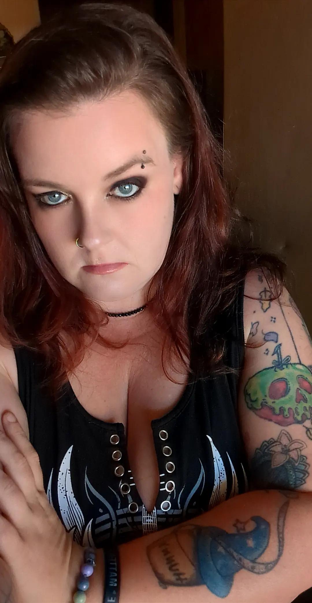 @EmoChickThatsBroken🖤