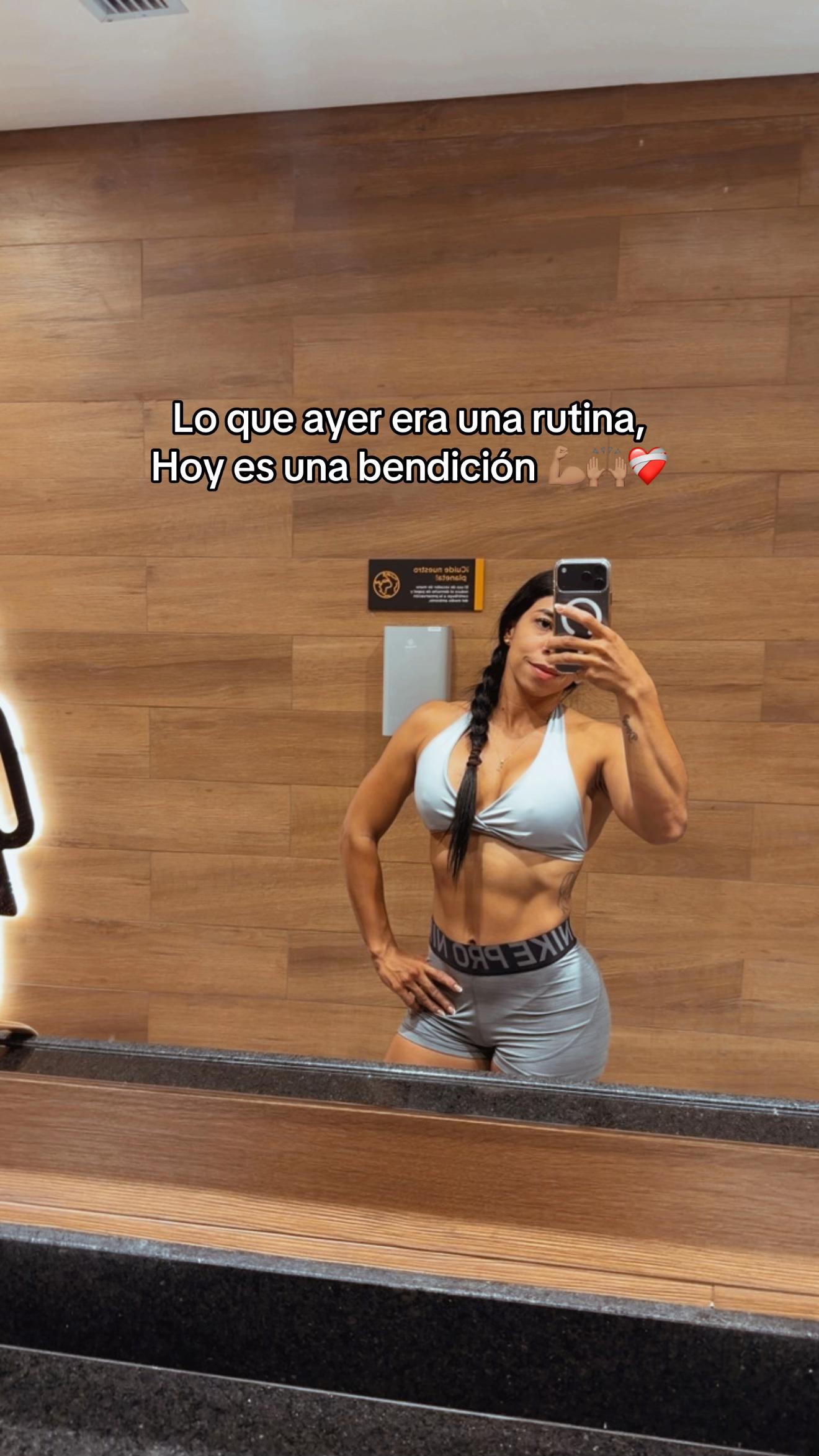 @lillymolinafit