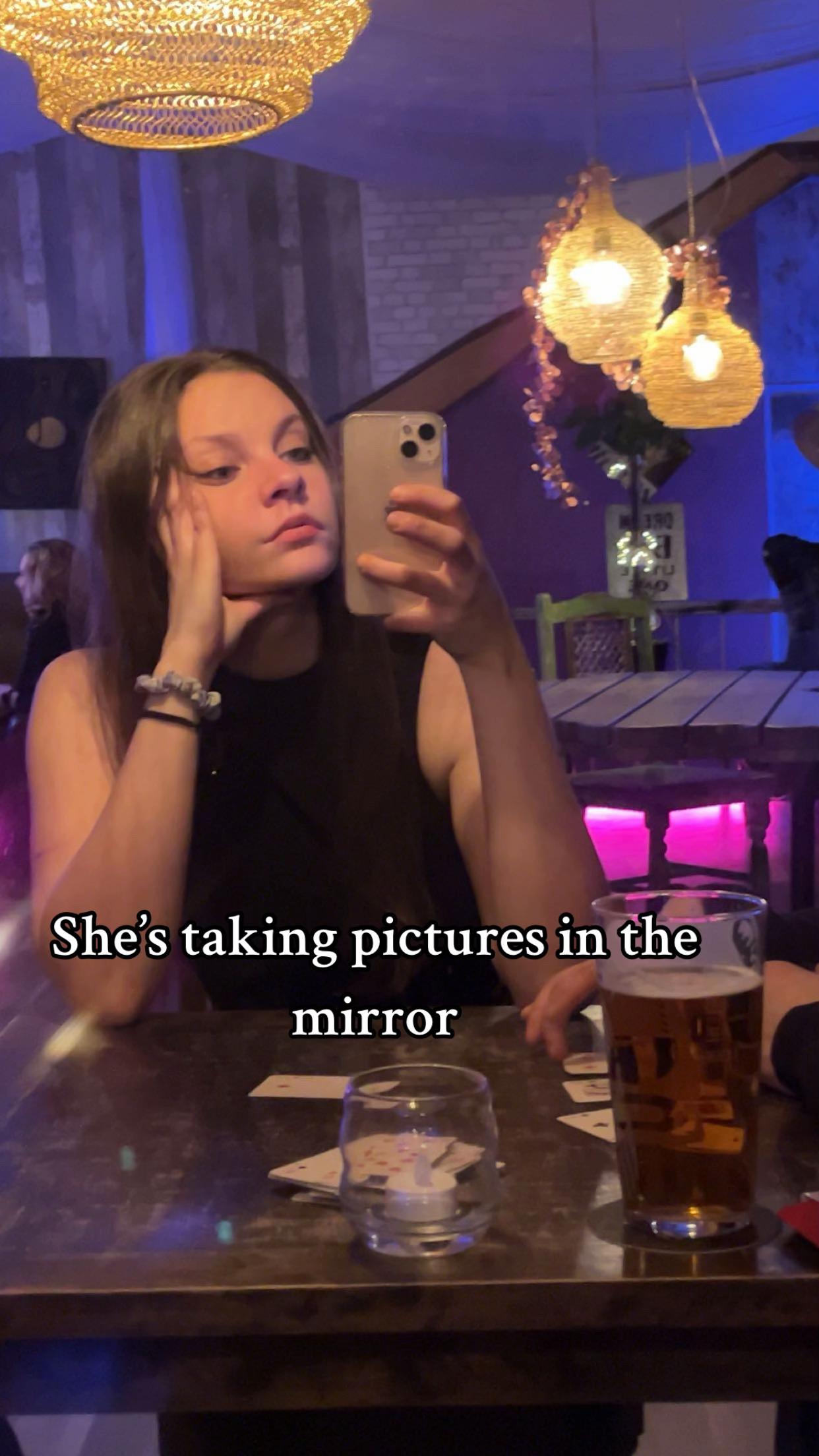 @Hymytyttö