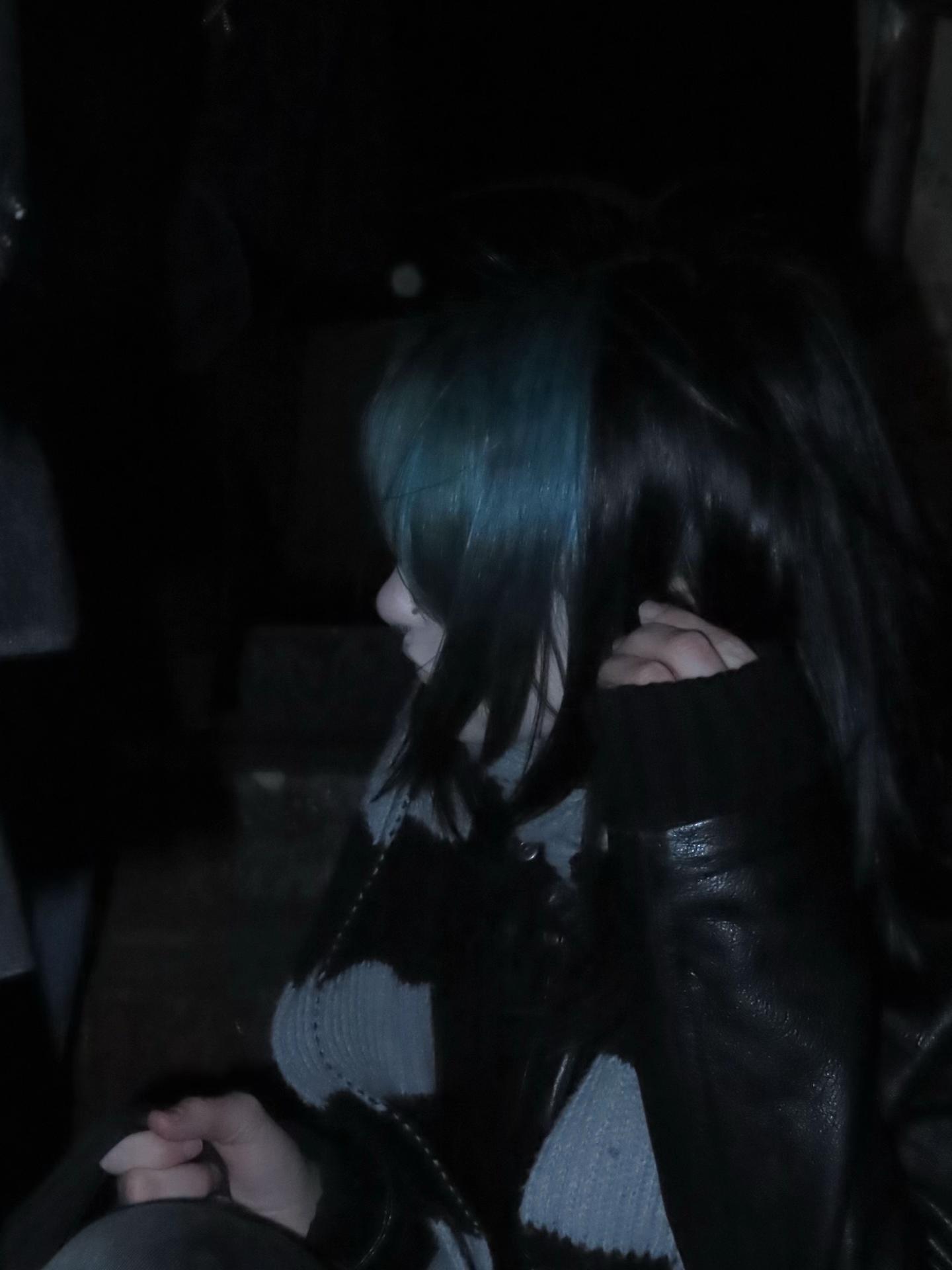 @>_<