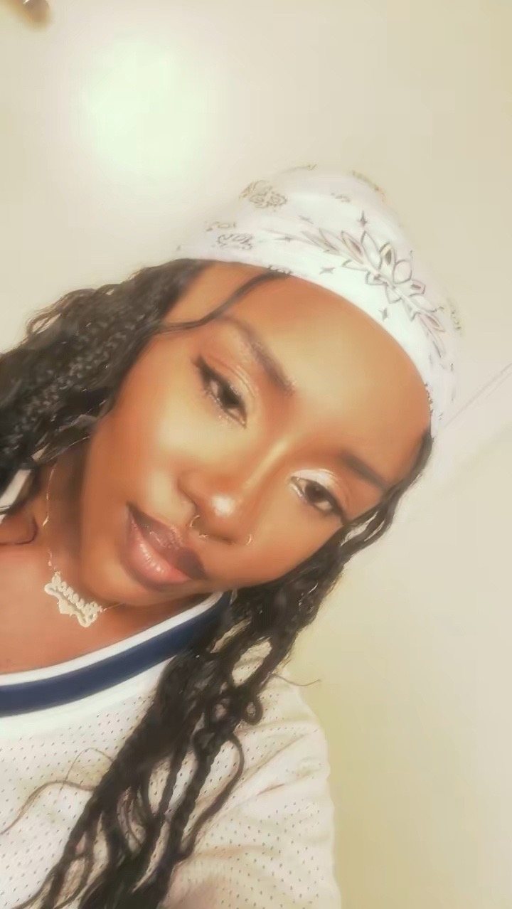 @💜𝙴𝚜𝚜𝚎𝚗𝚌𝚎💜