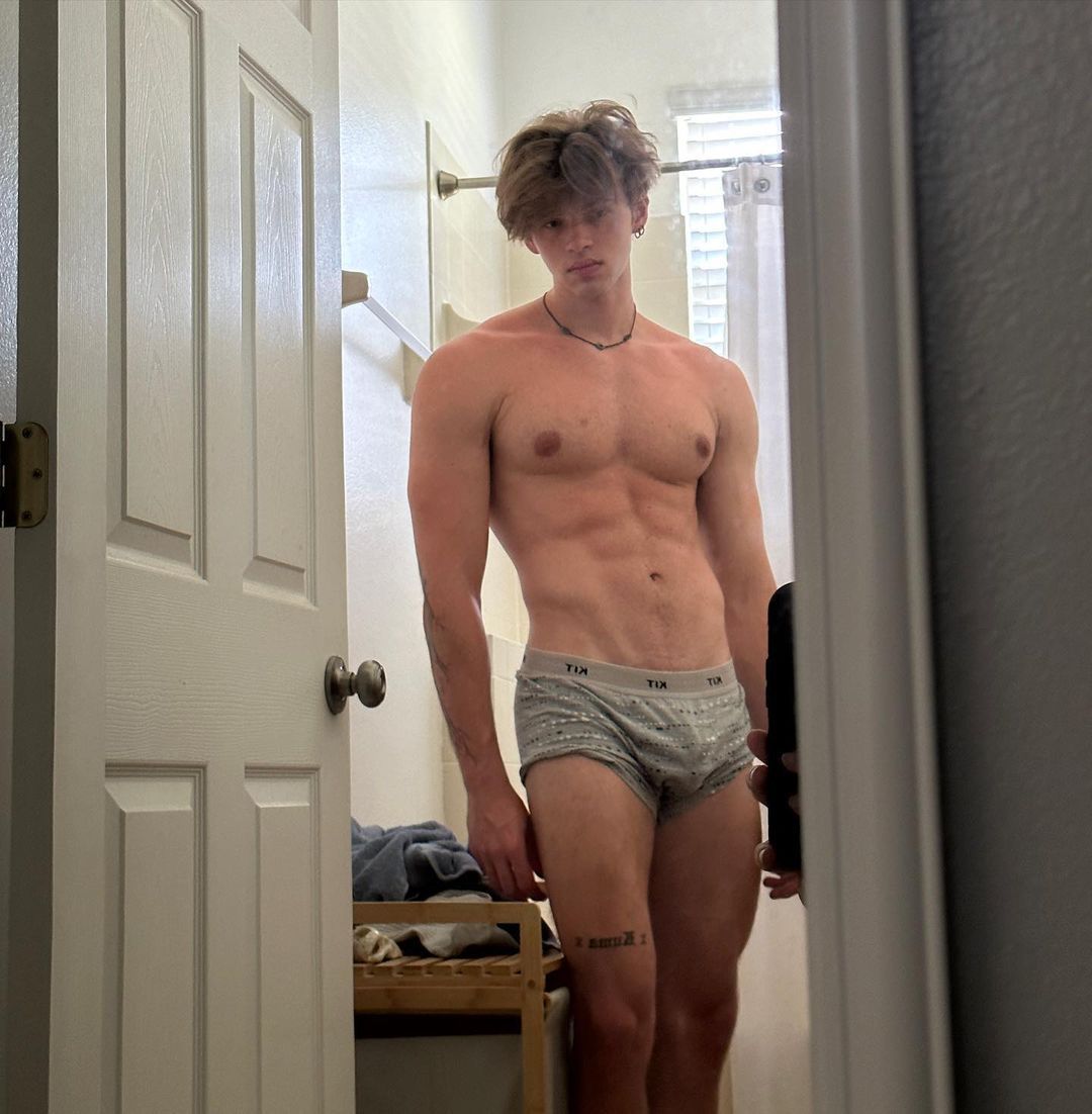 @Hot_b0ys.
