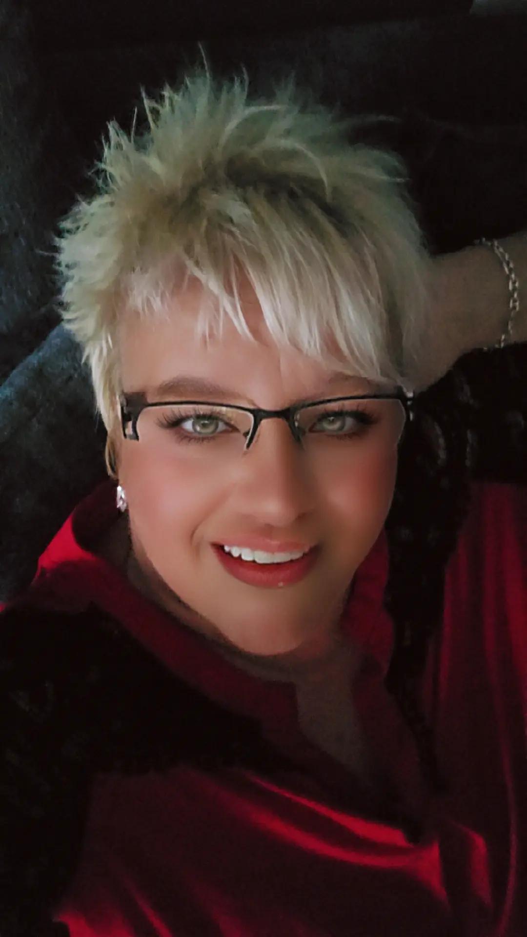 @Lady in Red ⚘️