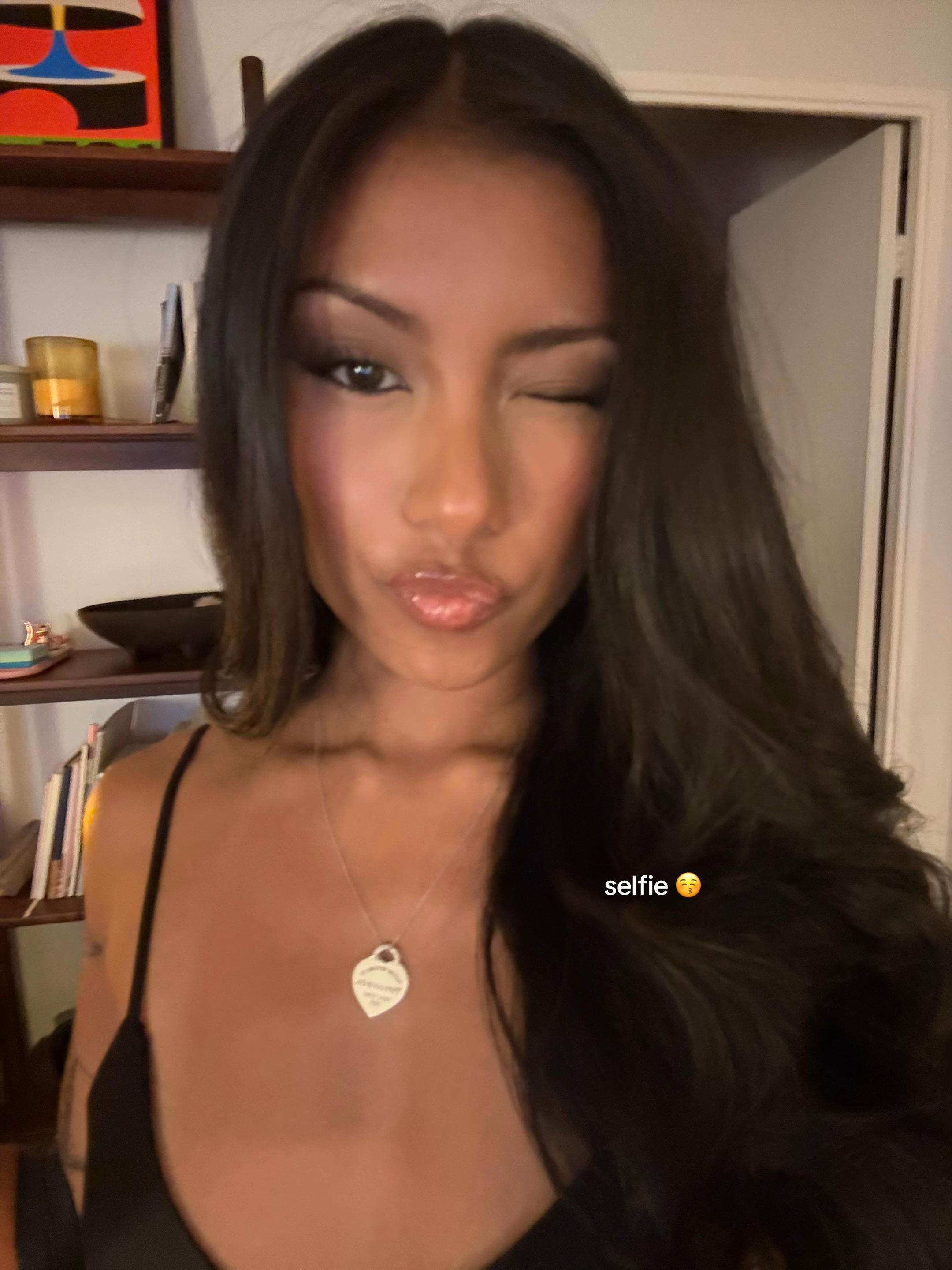 @adriennelouis