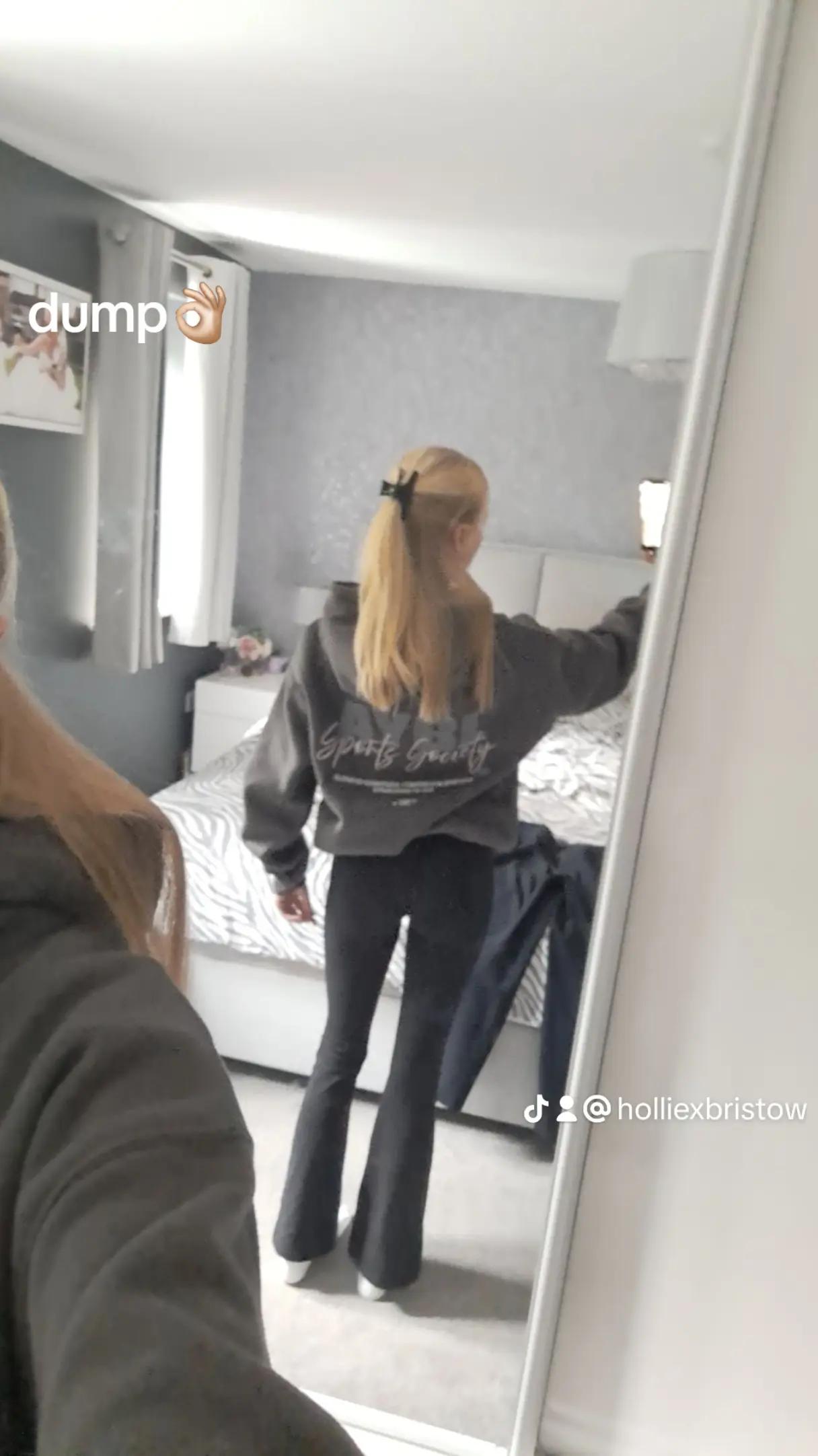 @𝐡𝐨𝐥𝐥𝐢𝐞