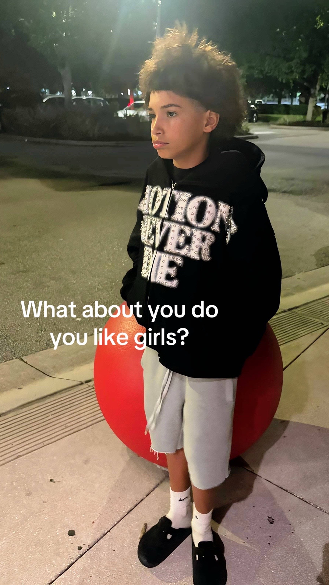 @𖣂