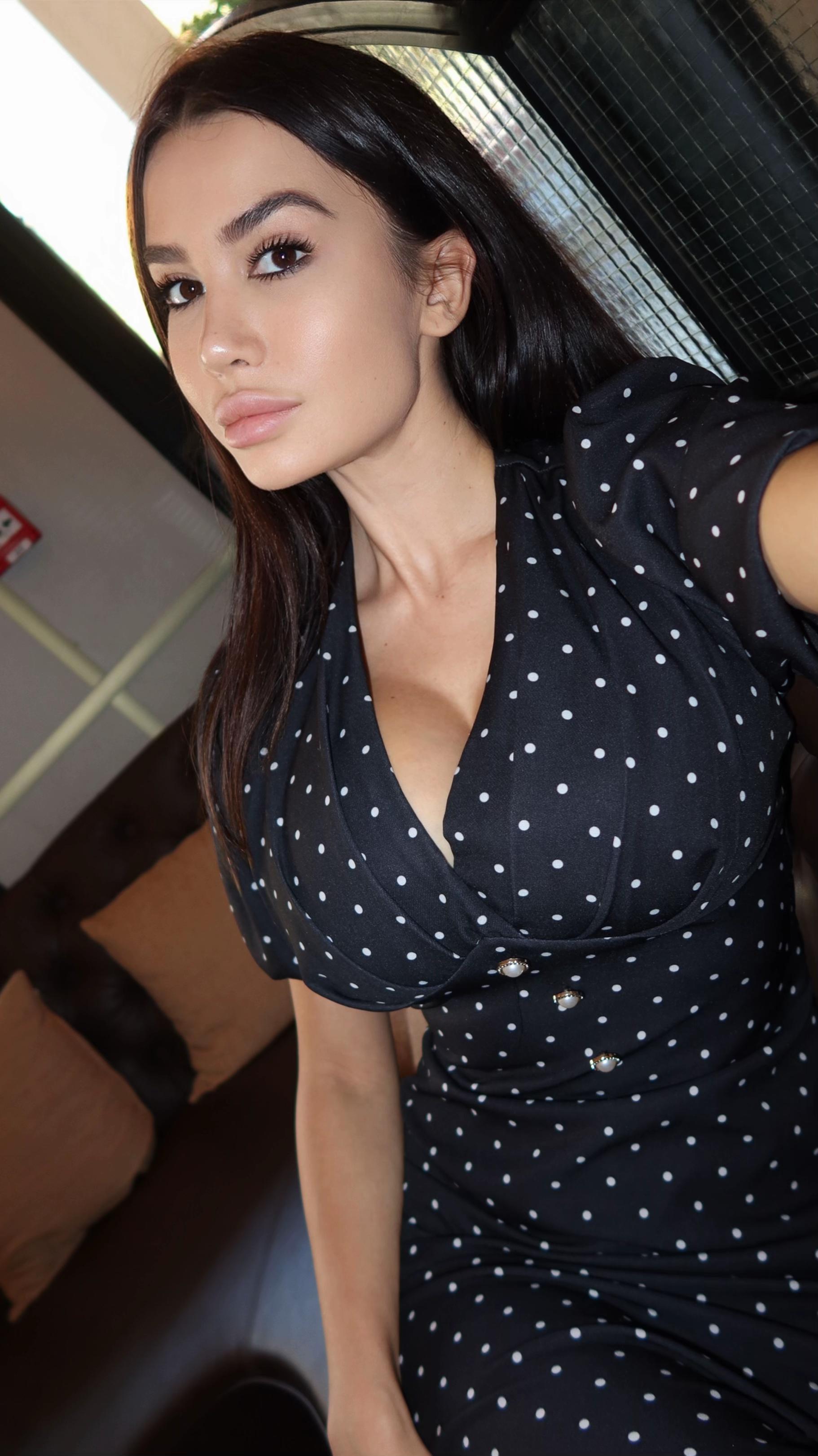 @elenadostic
