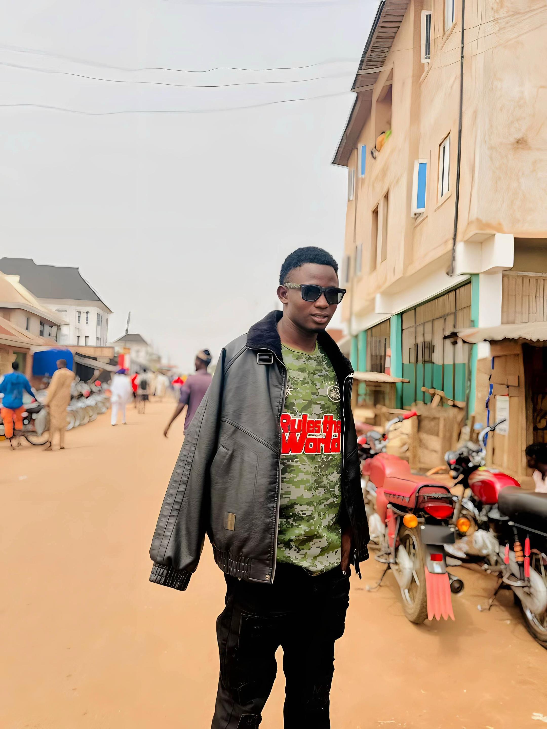 @¥ARON🤟KANO😎