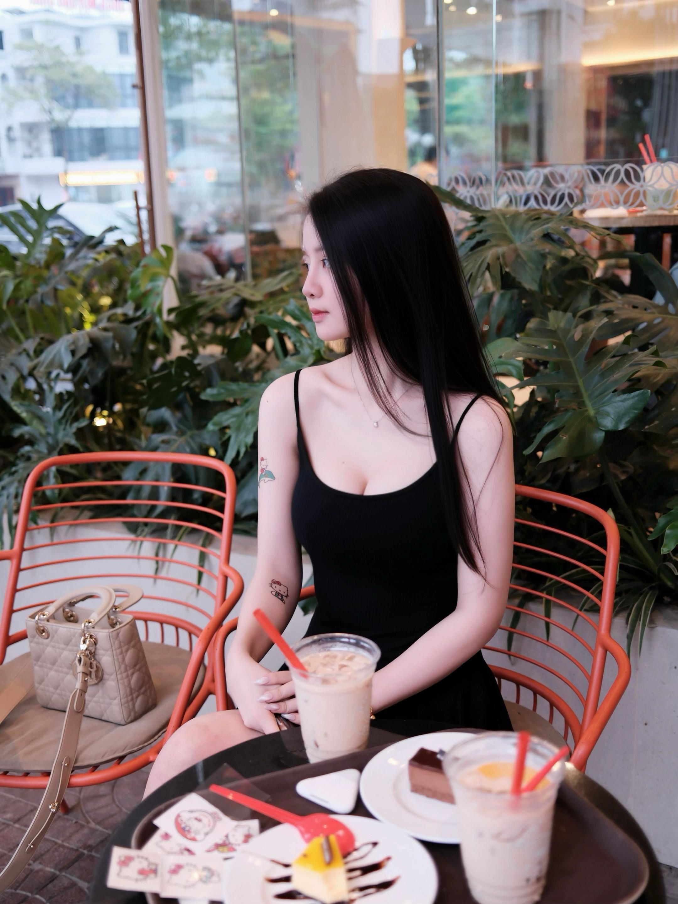 @H&agrave; Lee 🤍