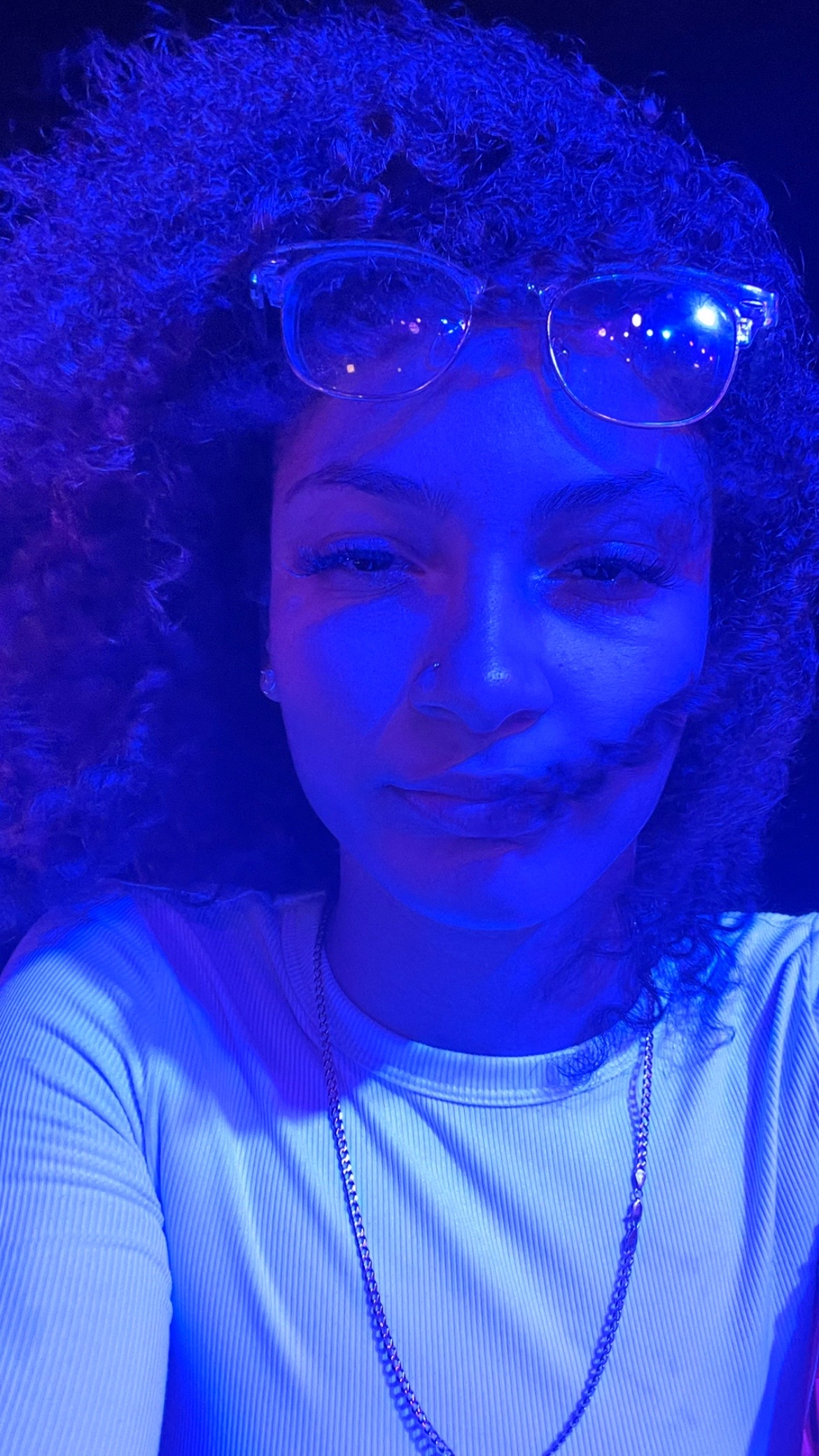 @sumlighskinwitglasses