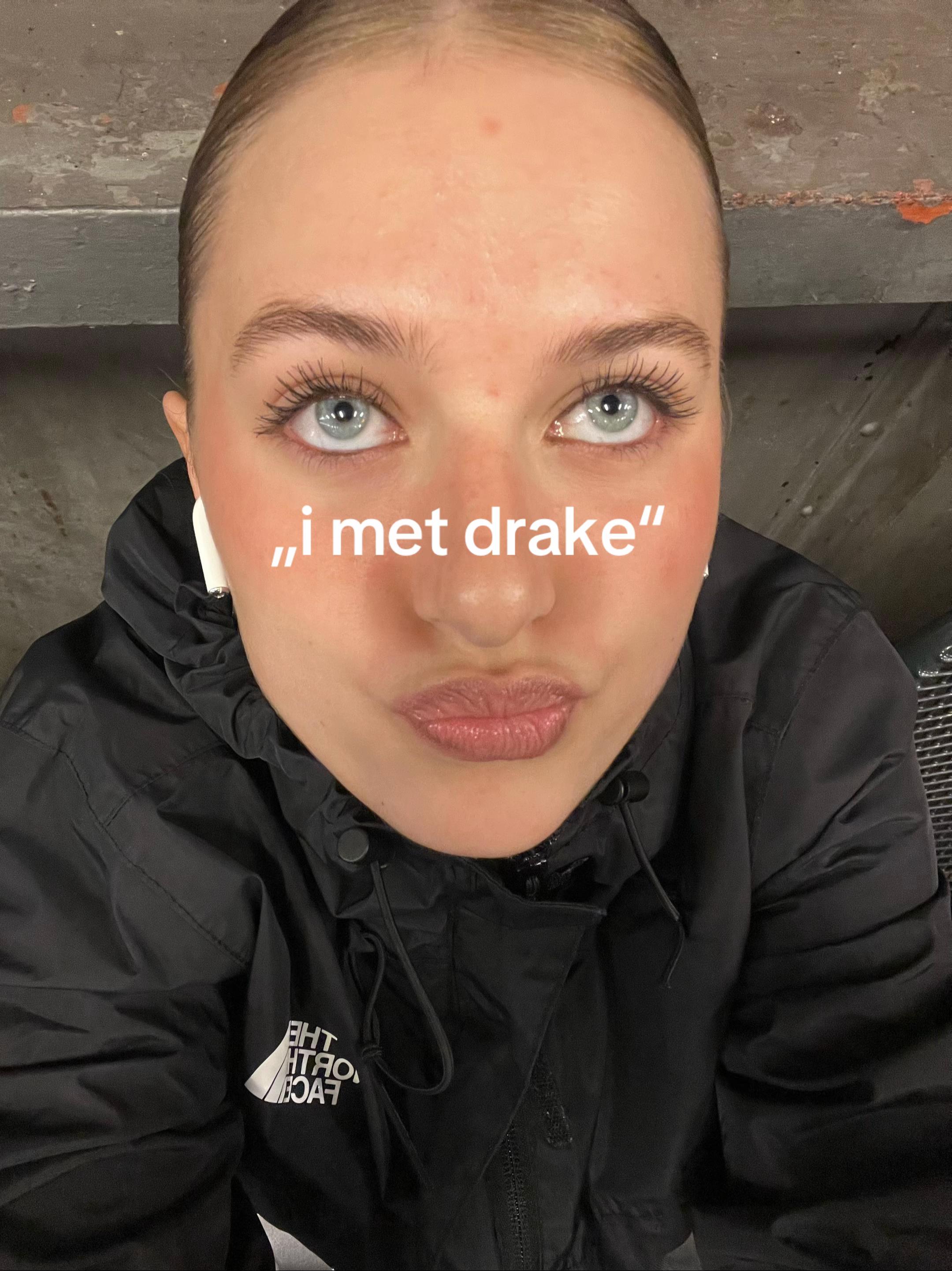 @zoeyjoline_