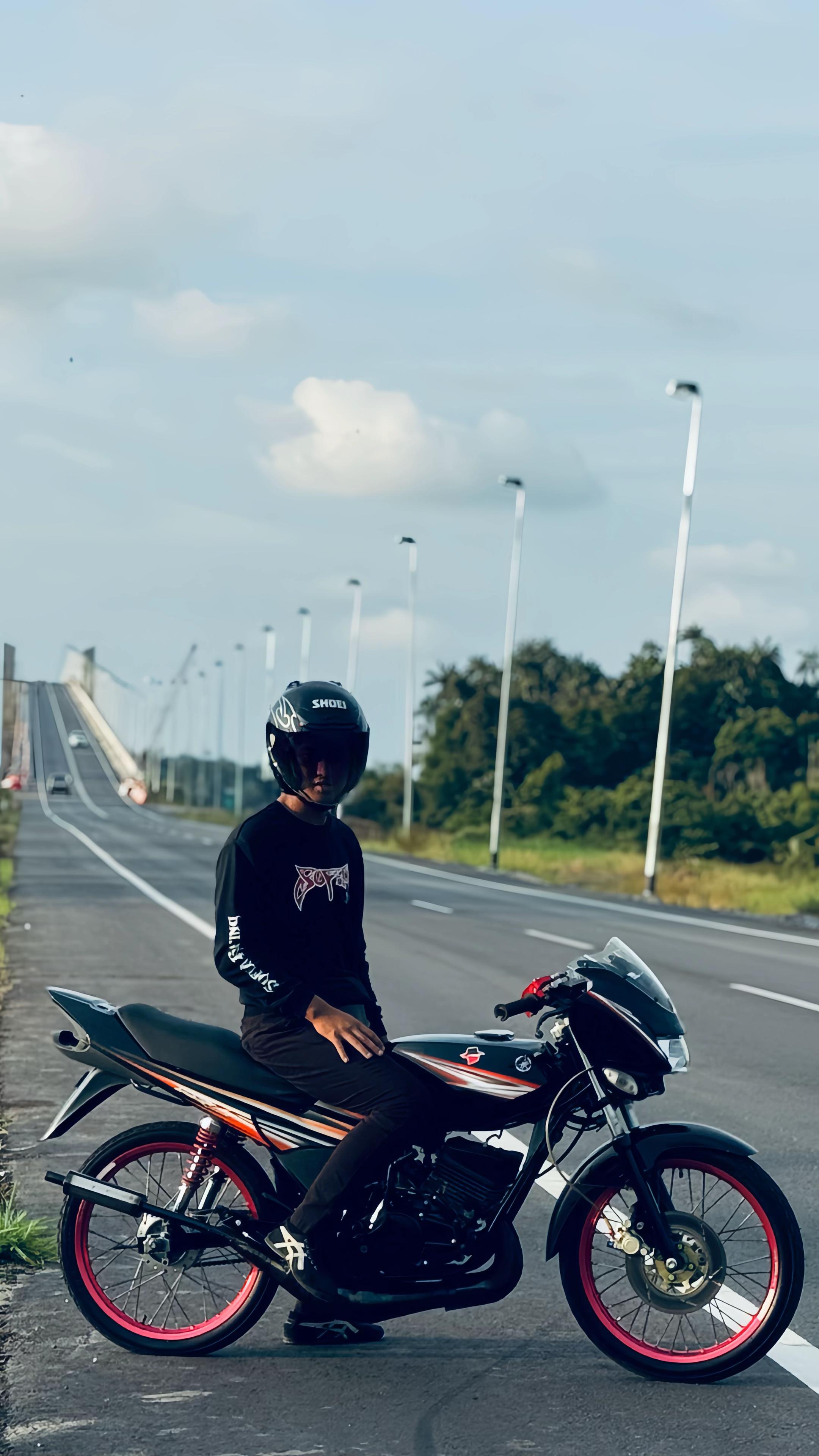 @𝒯