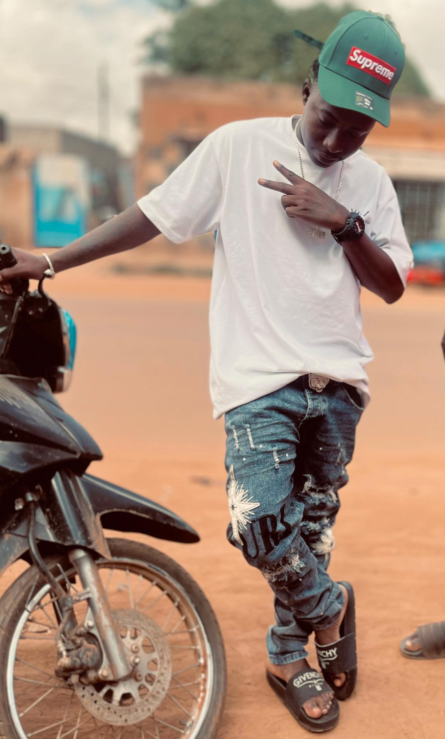 @THE ONLY FAYESS &euro; 💙🌏🦅