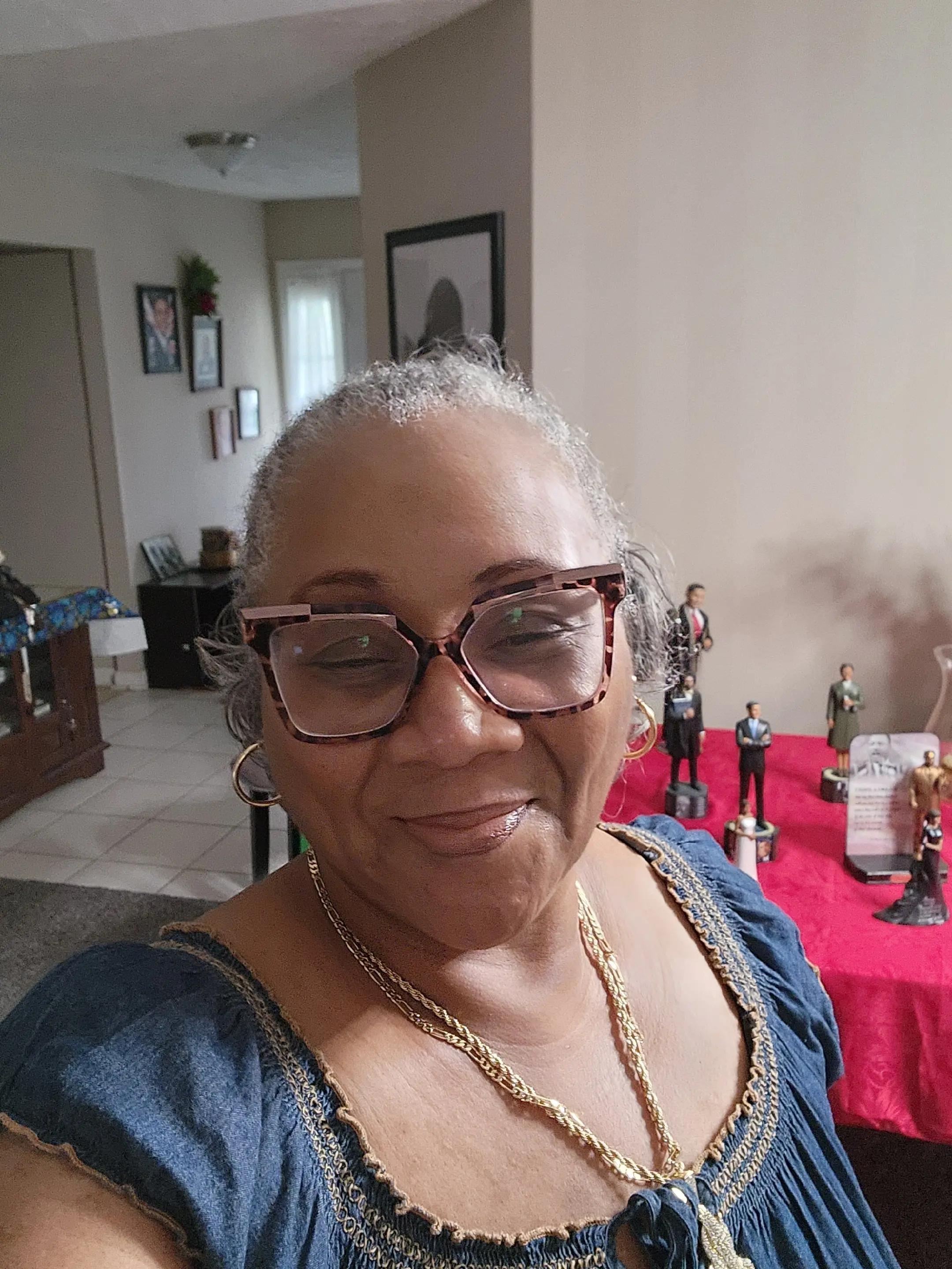 @Gwen❌️"Ms.Dimples" Biz Lender