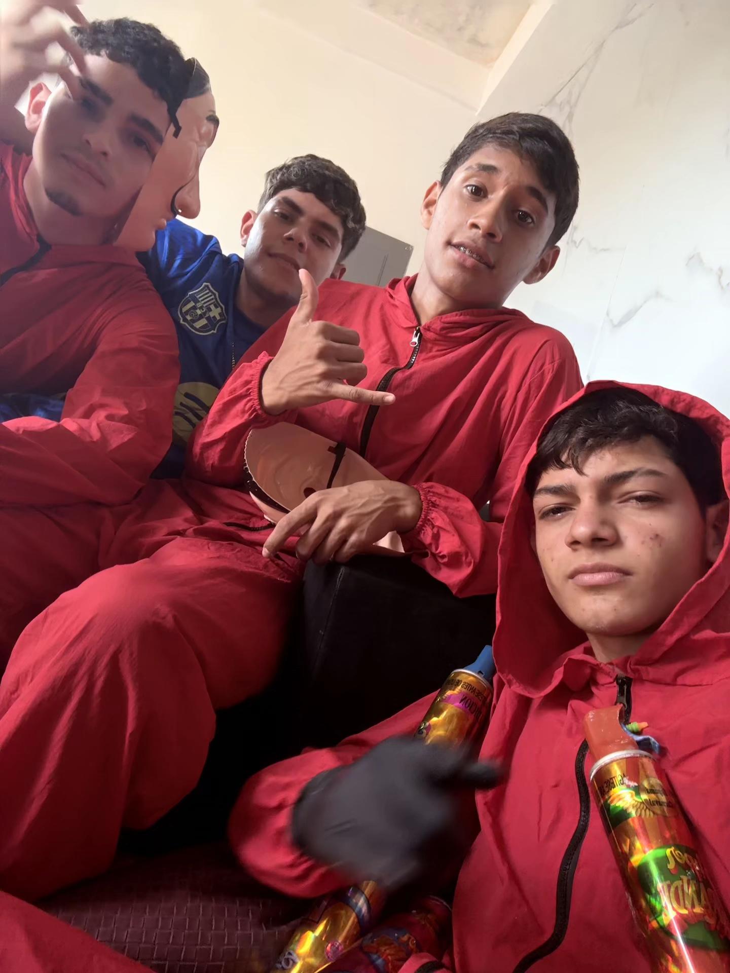 @𝒜𝓃𝒹𝓇𝒾𝓌