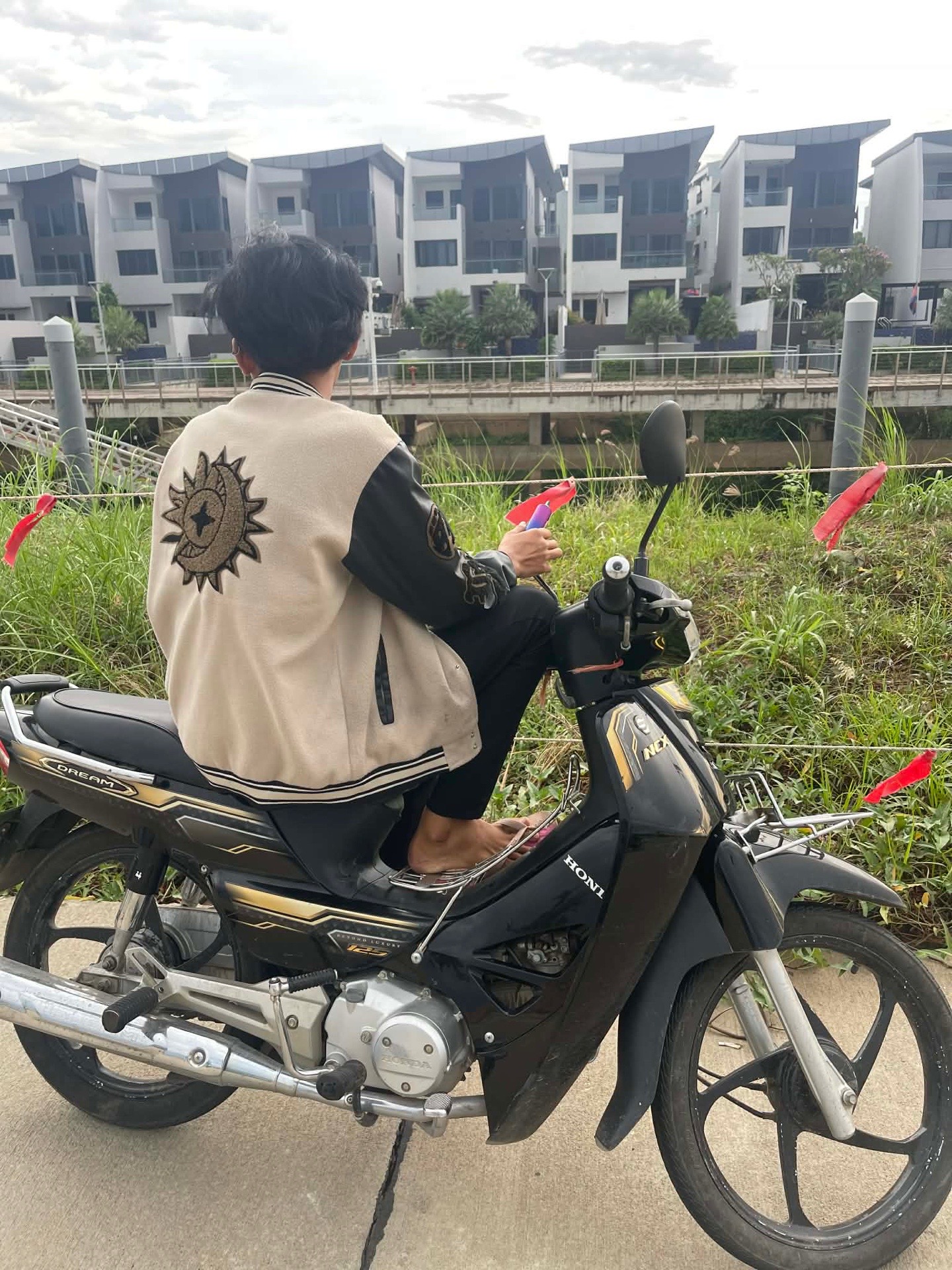 @ប្រដាប់ស្រឡាញ់🤨