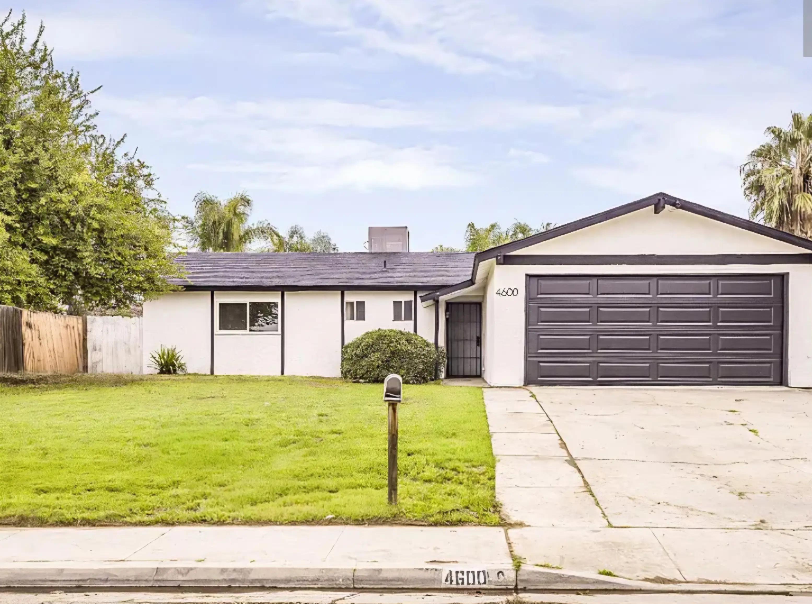 @Esmeralda-Homes&bull;Family&bull;Hustle