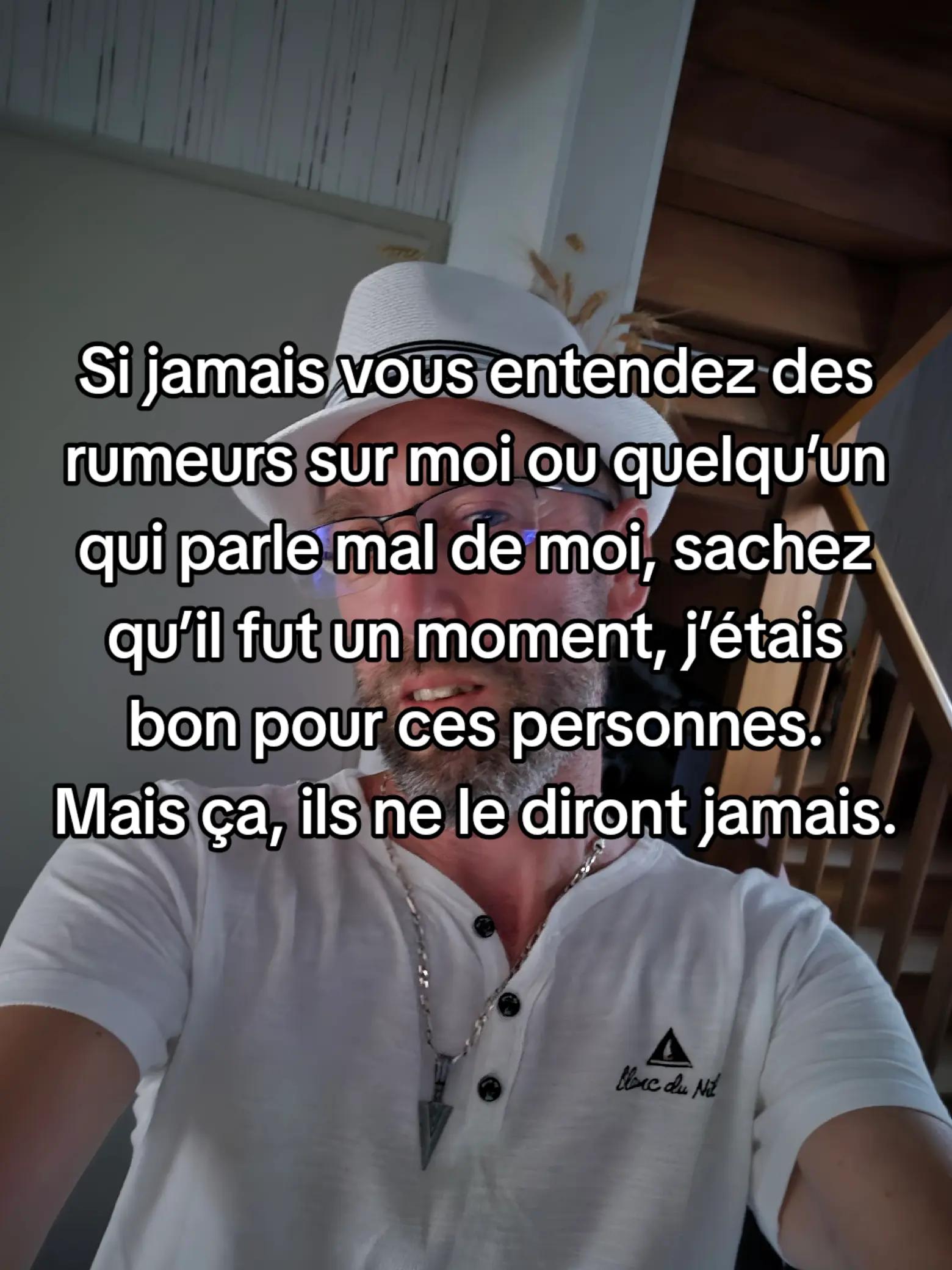 @un homme debout