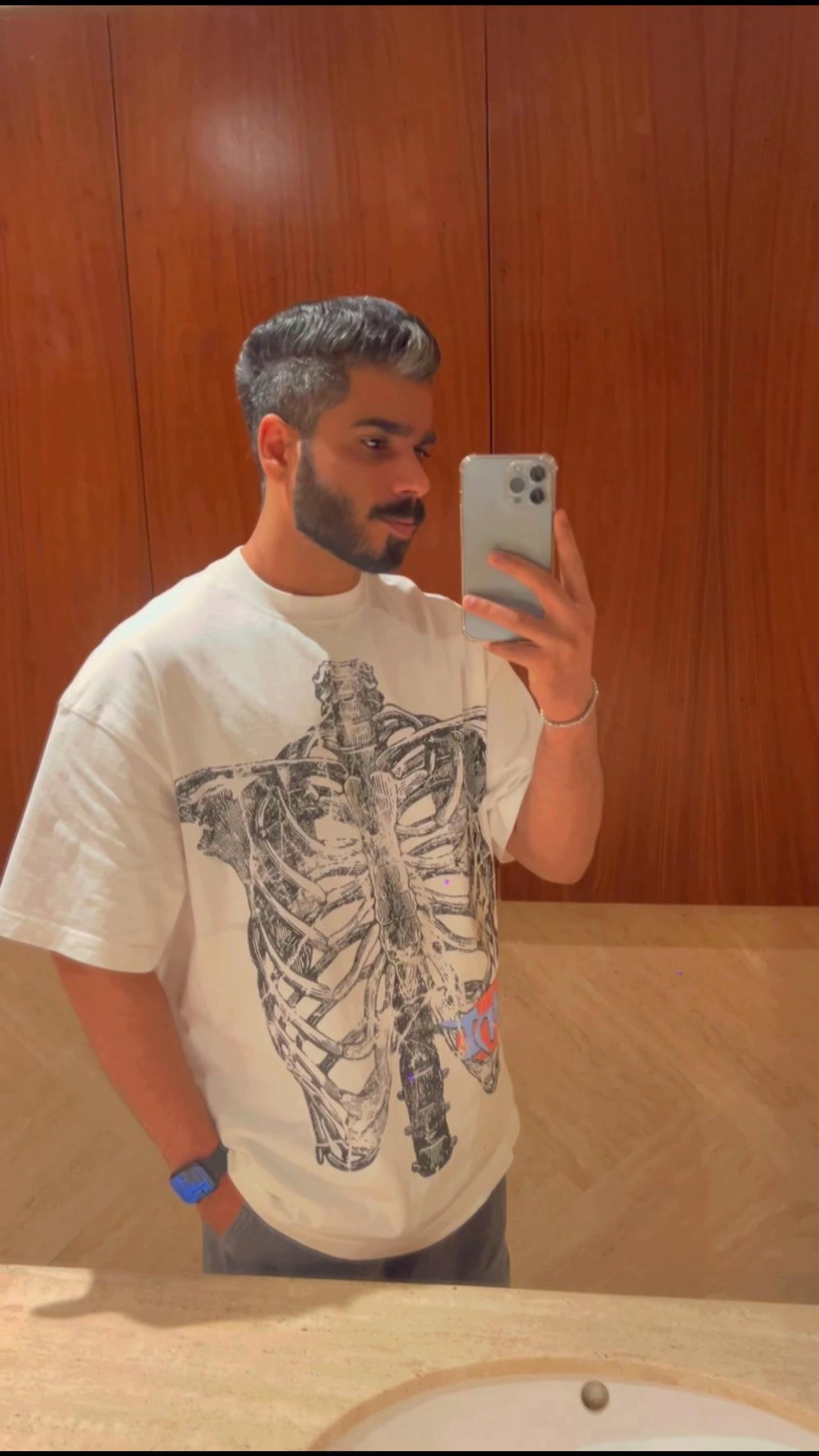 @٣