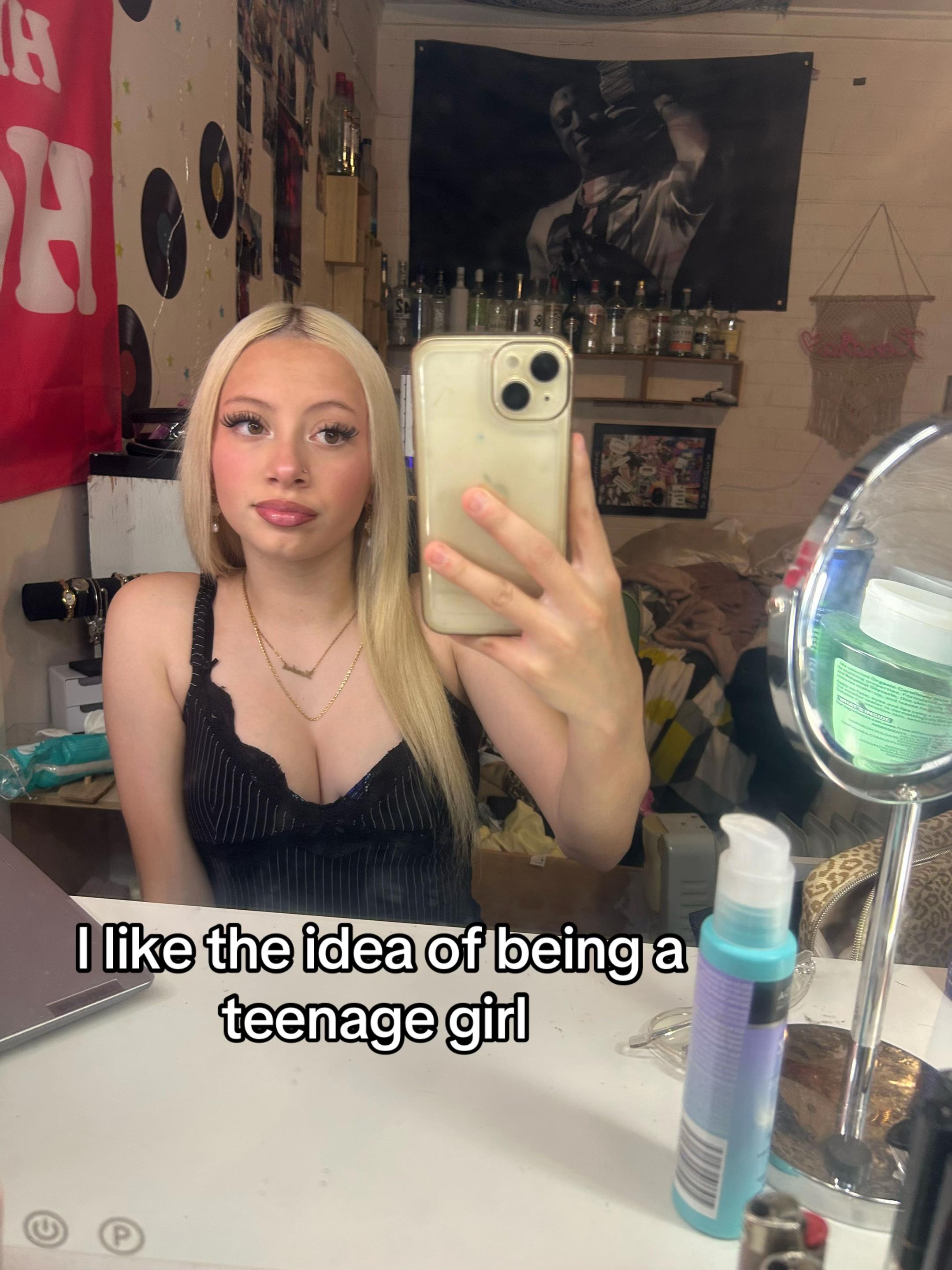 @•