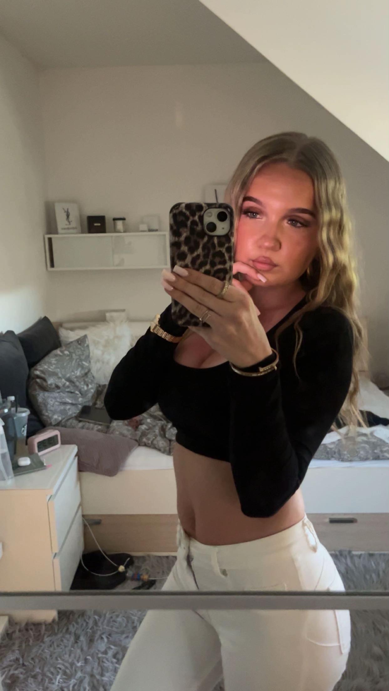 @𝐫𝐨𝐧𝐣𝐚