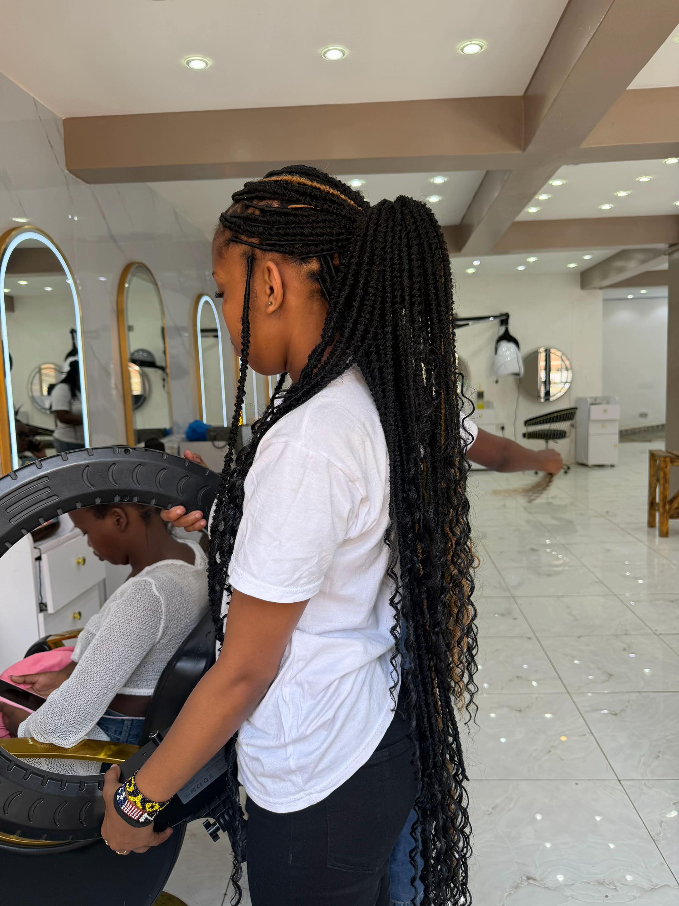 @GEECURLY SALON