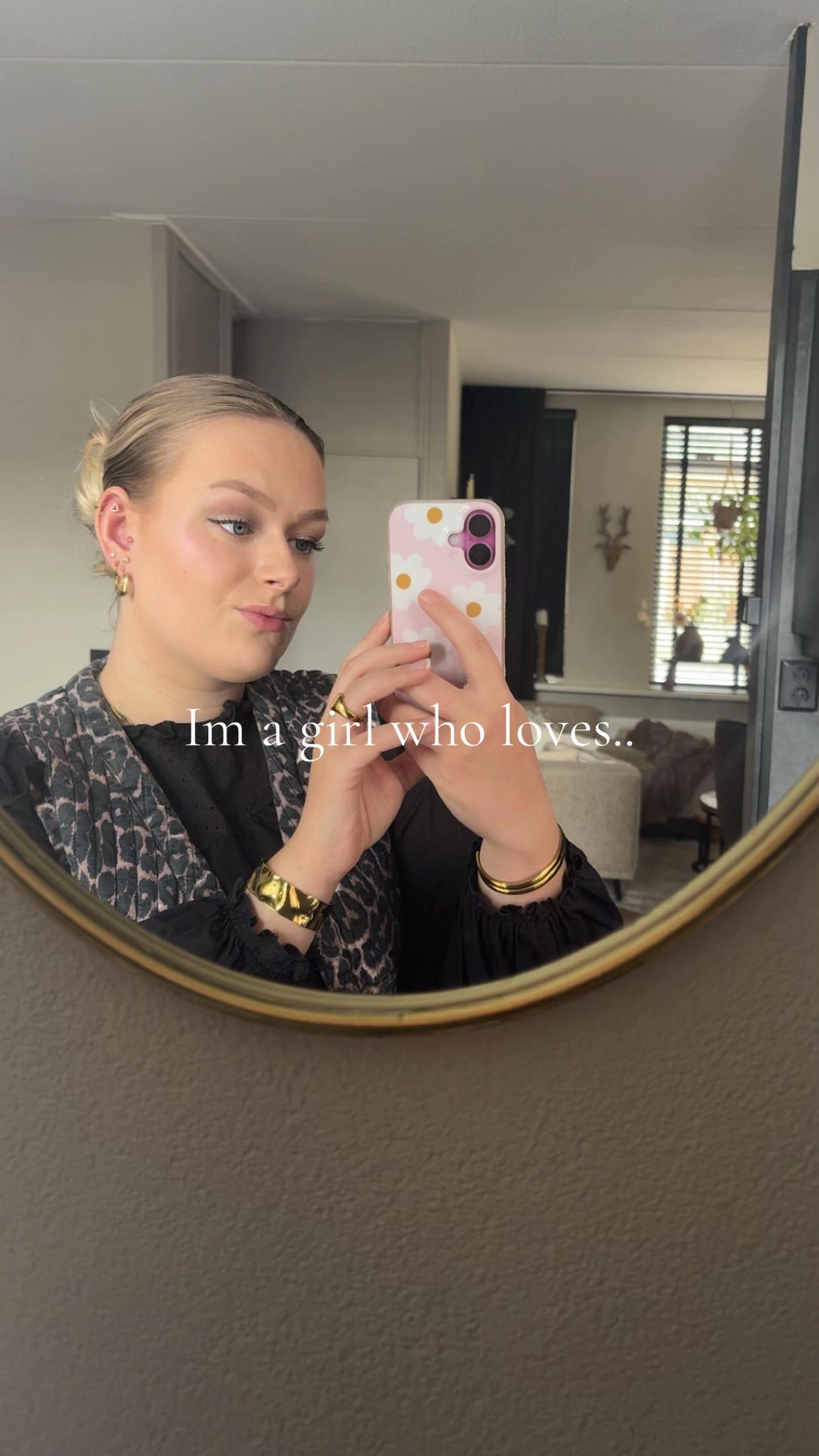 @𝐒𝐨𝐩𝐡𝐢𝐞