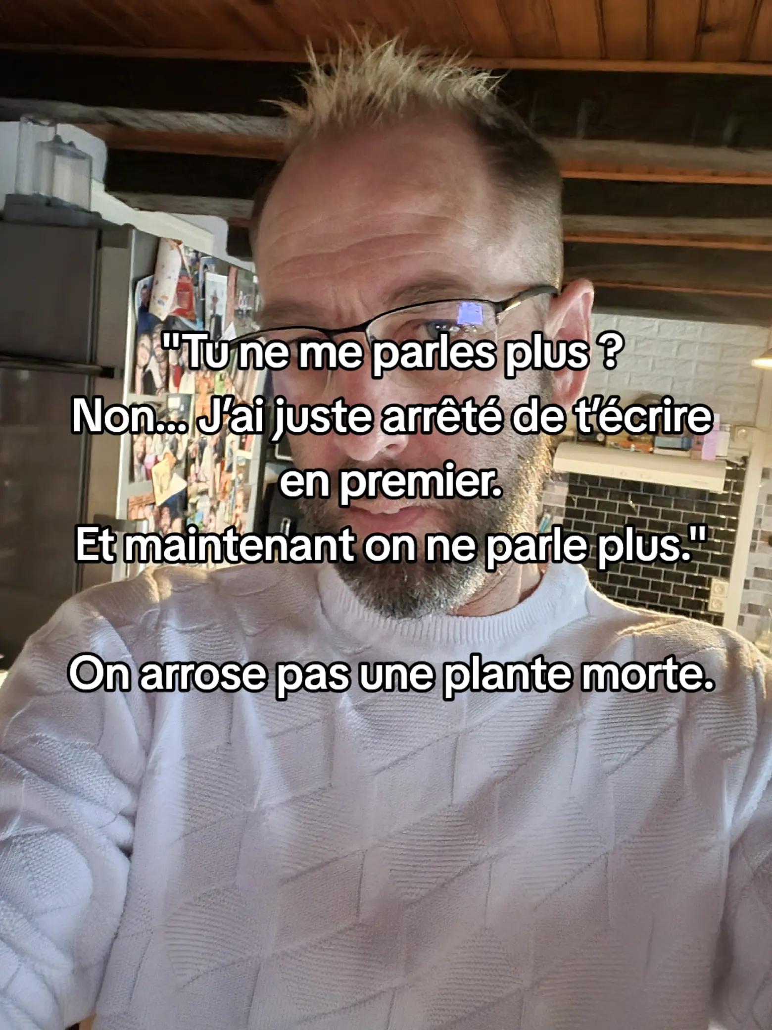 @un homme debout