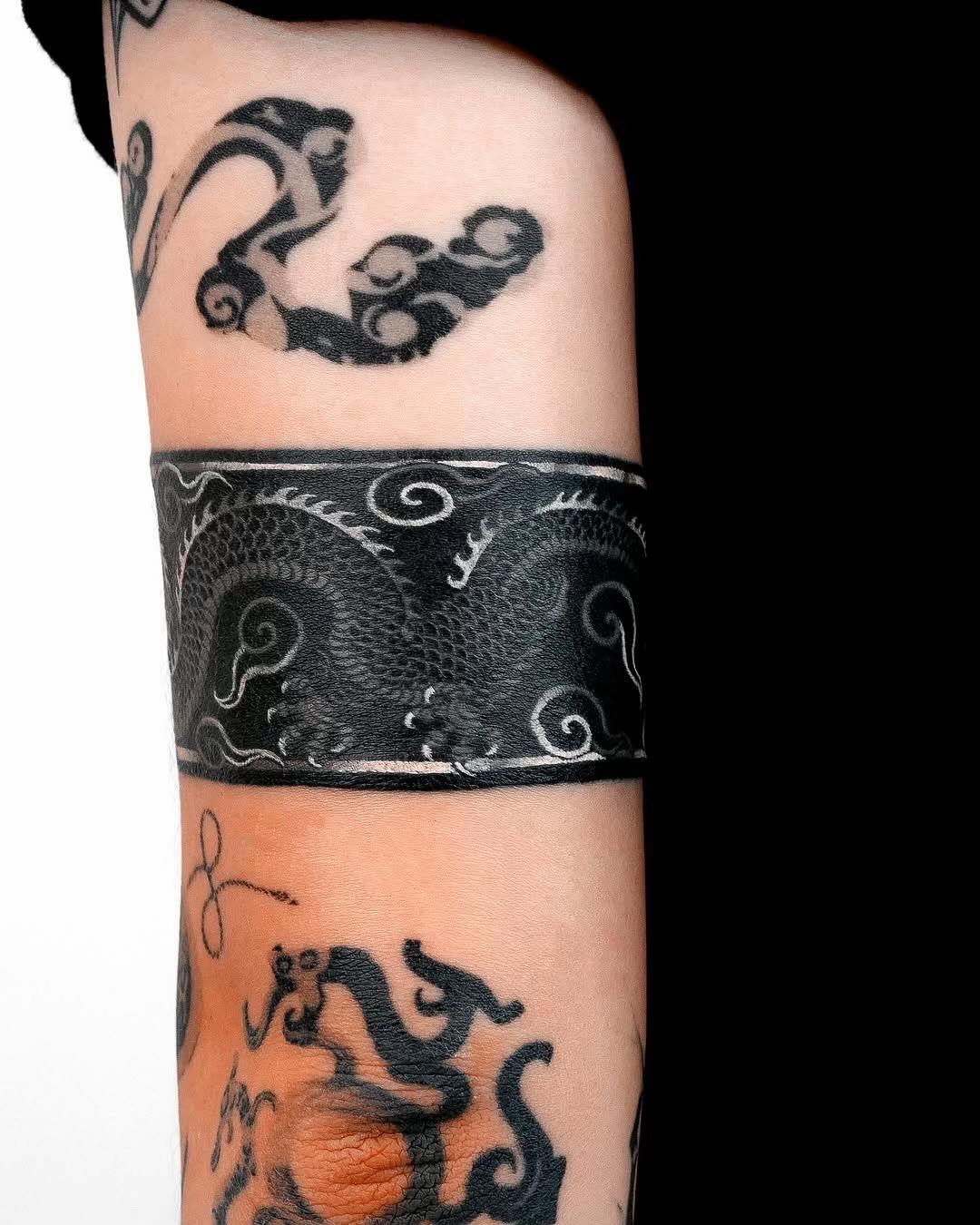 @WHITE ON BLACK TATTOO