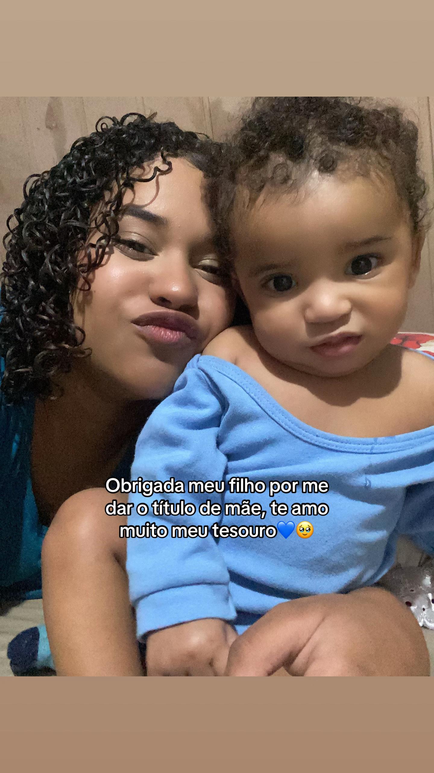 @carolainevitoria