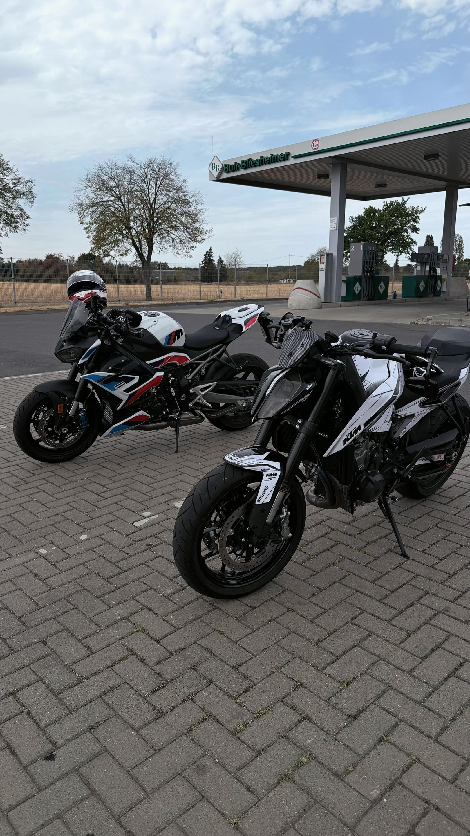 @🏔️🤍🏍️🤳